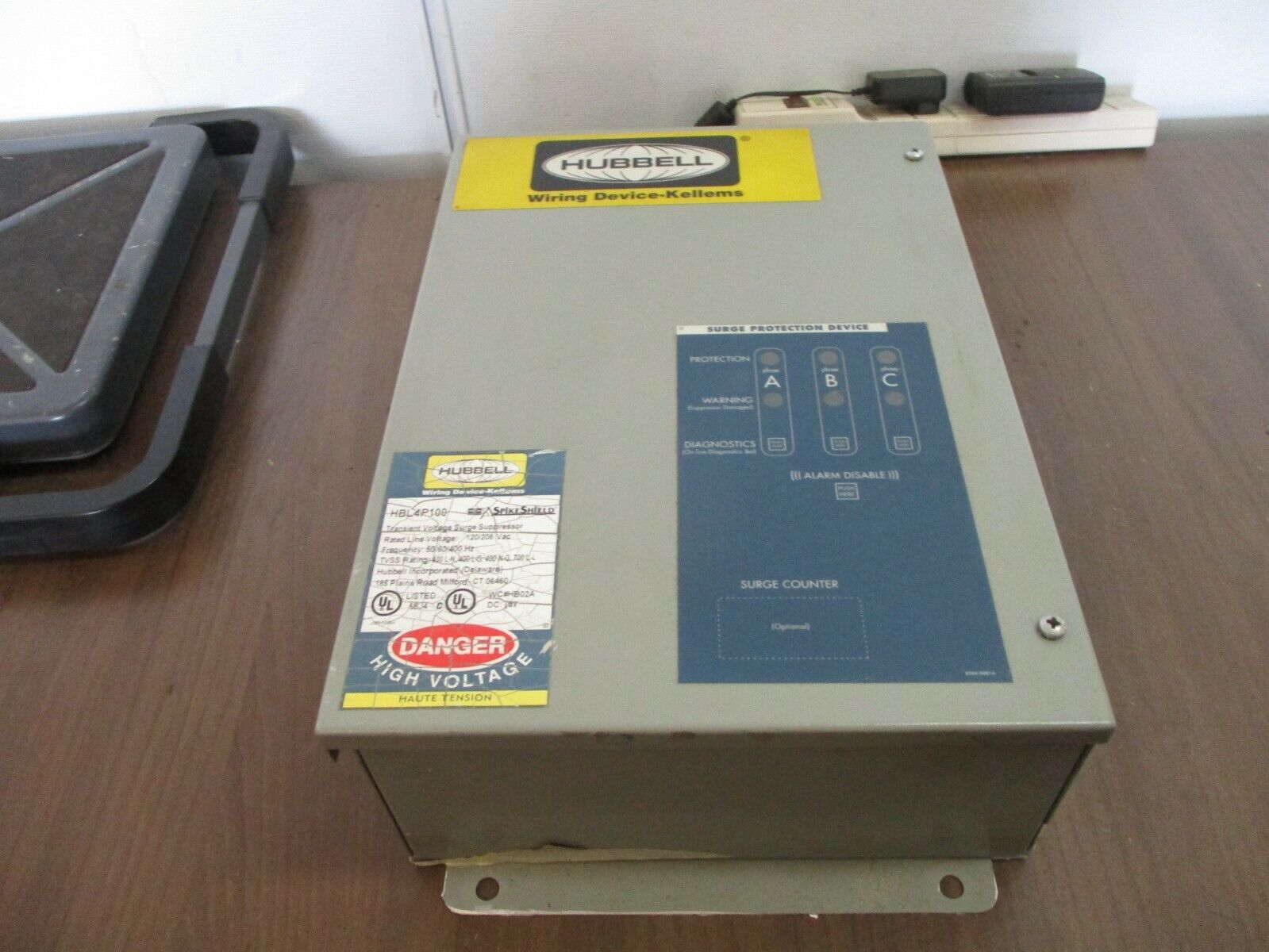 Hubbell SpikeShield Surge Suppressor HBL4P100 120/208V 50/60/400Hz Used