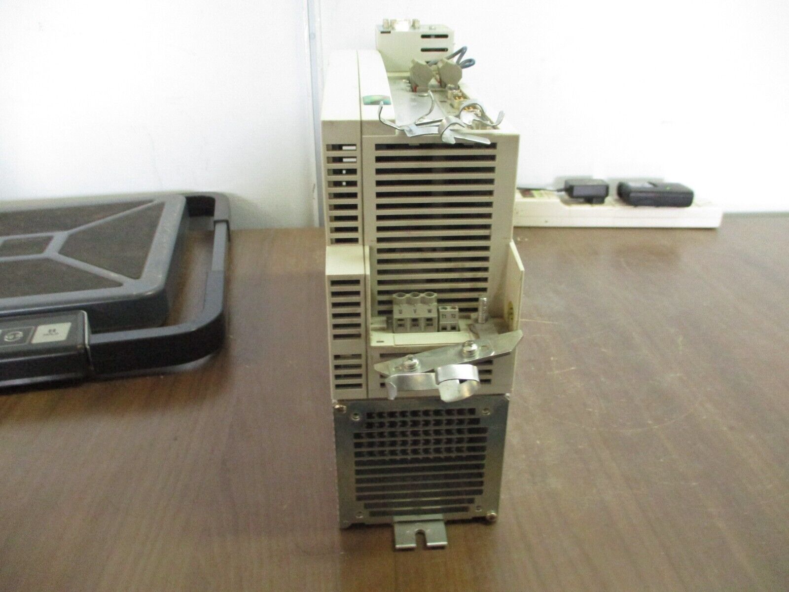 Lenze Servo Controller EVS9323-ES Input: 3Ph 400/480V 3.9A 3.2kVA 50/60Hz Used