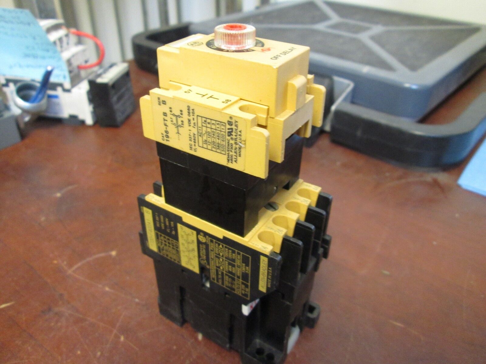 Allen-Bradley Timing Relay w/ Contact 700-F400A1 196-FT Range: .1-180sec Used