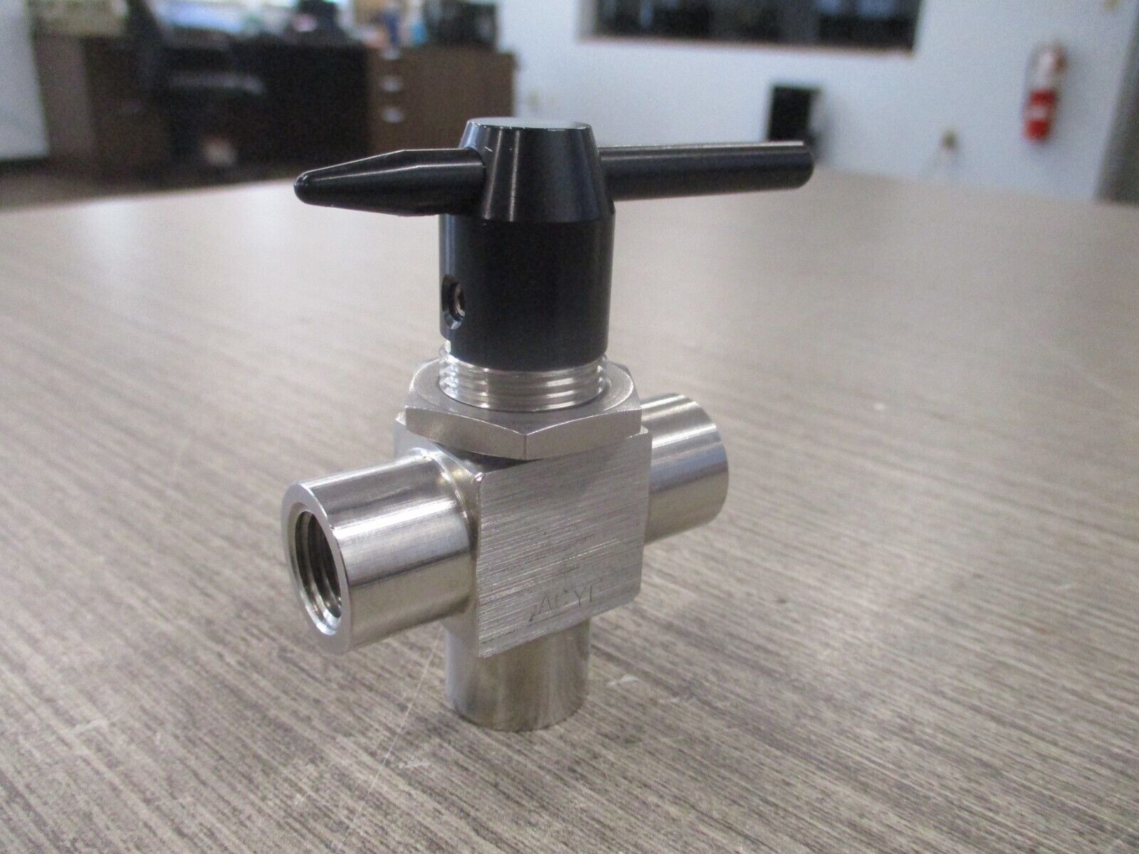 Swagelok Stainless Steel 3-Way Ball Valve SS-43XLF4-BKB-KL 2500 PSI Used