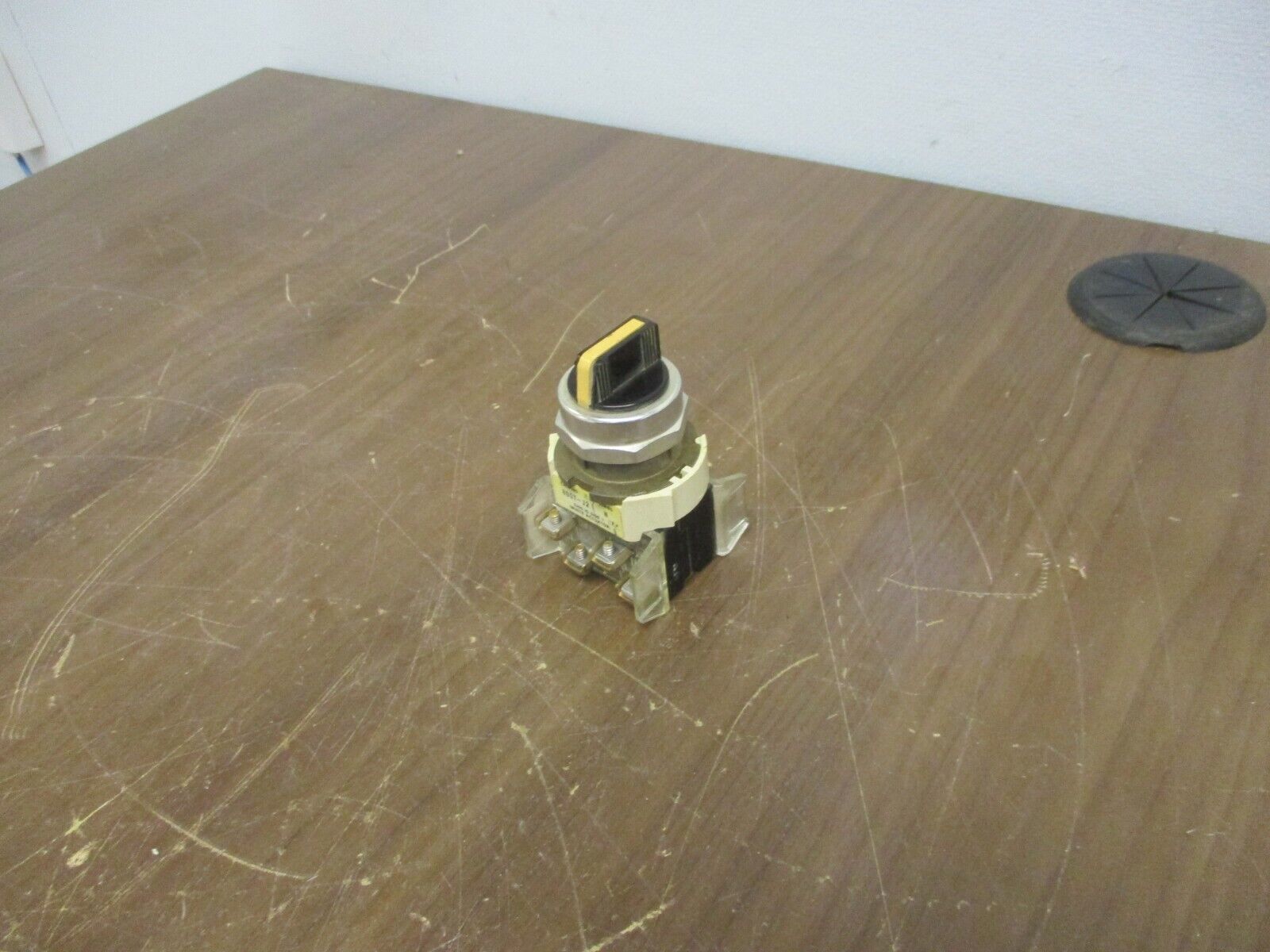 Allen-Bradley Selector Switch 800T-J2 Ser. N Used