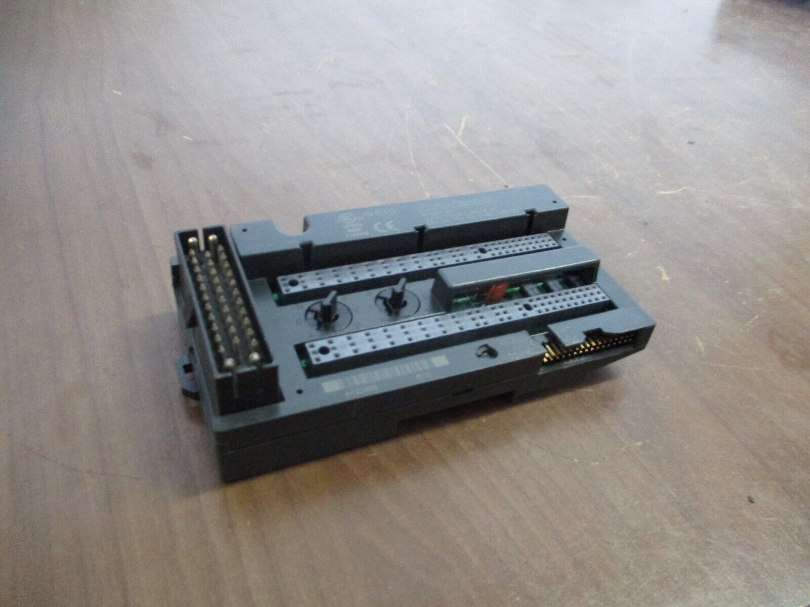 GE VersaMax I/O Carrier IC200CHS003H Connector Style *Chipped* Used