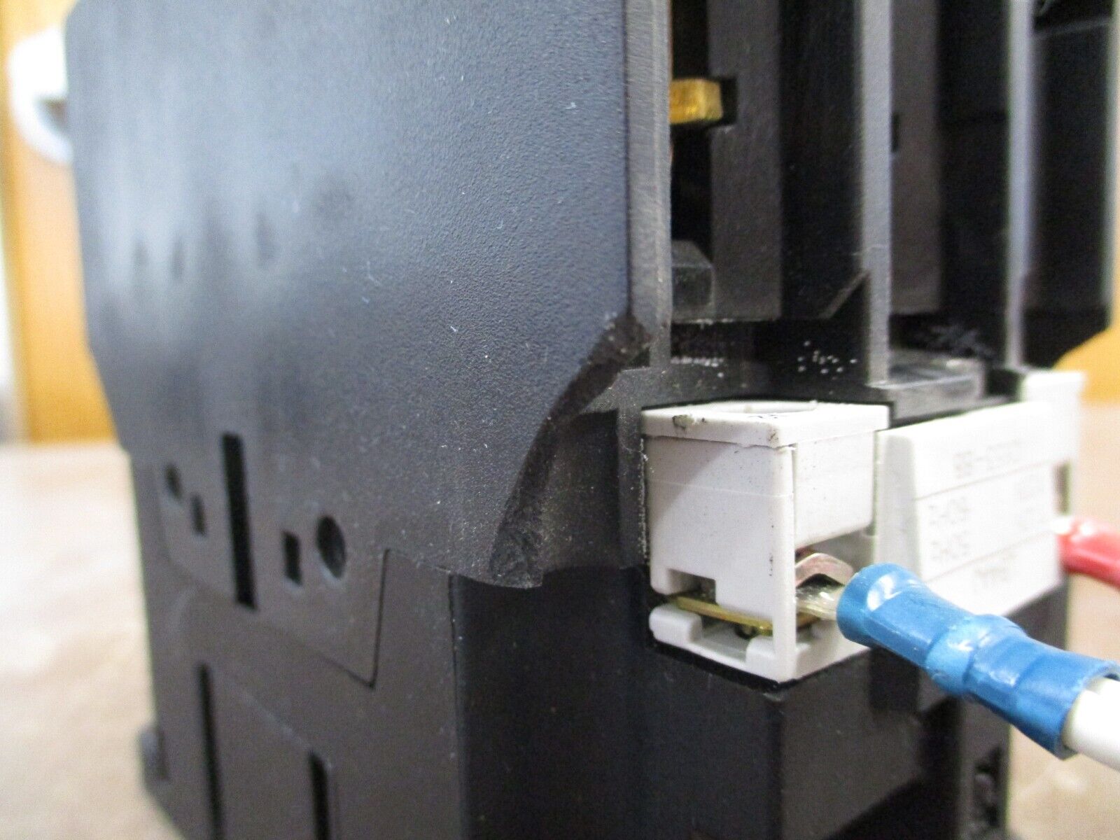 GE Contactor CL07A300M 120V Coil 100A 600V w/ (3) Aux Contact *Broken Casing*