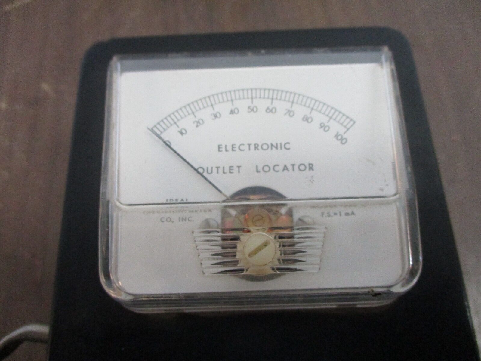 Ideal Electronic Outlet Locator 250 P *Cracked* Used