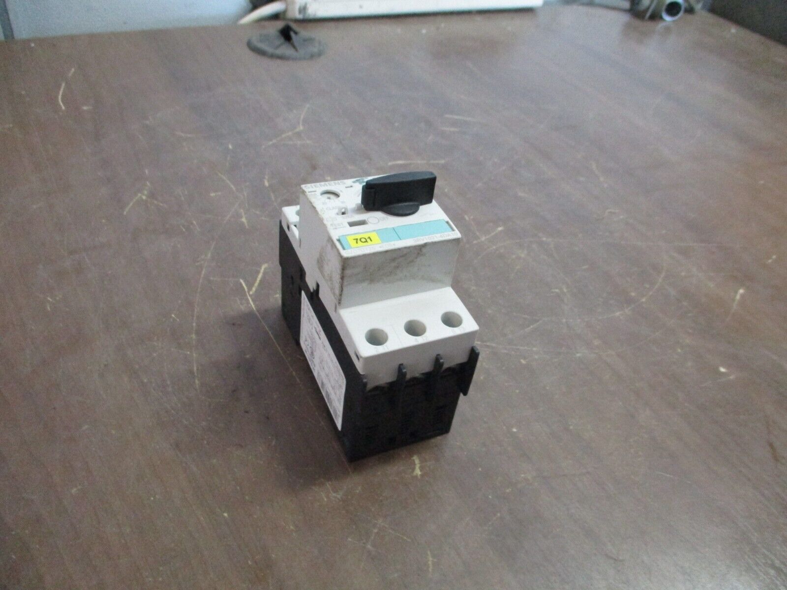 Siemens Sirius Motor Protector 3RV1021-4DA10 Trip: 20-25A 600V *Cracked* Used