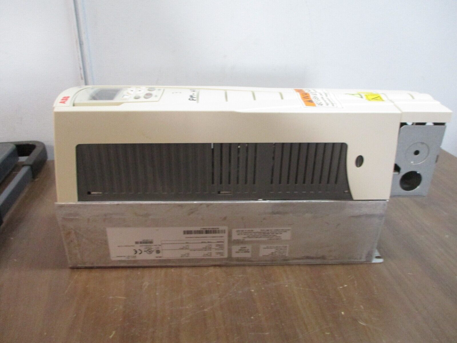 ABB ACH550 AC Drive ACH550-UH-024A-2 7.5HP w/ Keypad Used
