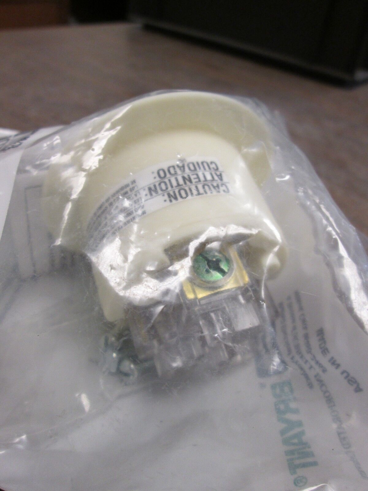 Bryant Locking Equipment Receptacle 70520ER 20A 125V New Surplus