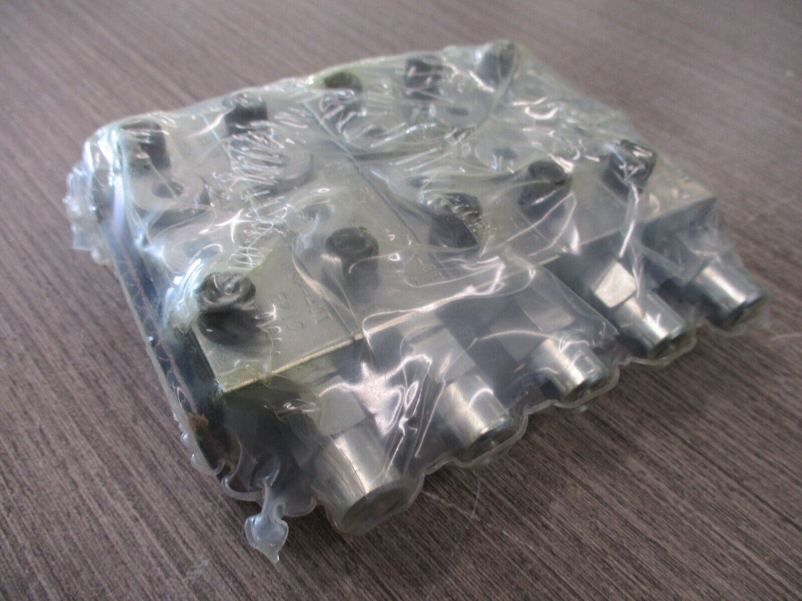 Graco KB22C Divider Valve 562743 3500 PSI *Lot Of 5* New Surplus