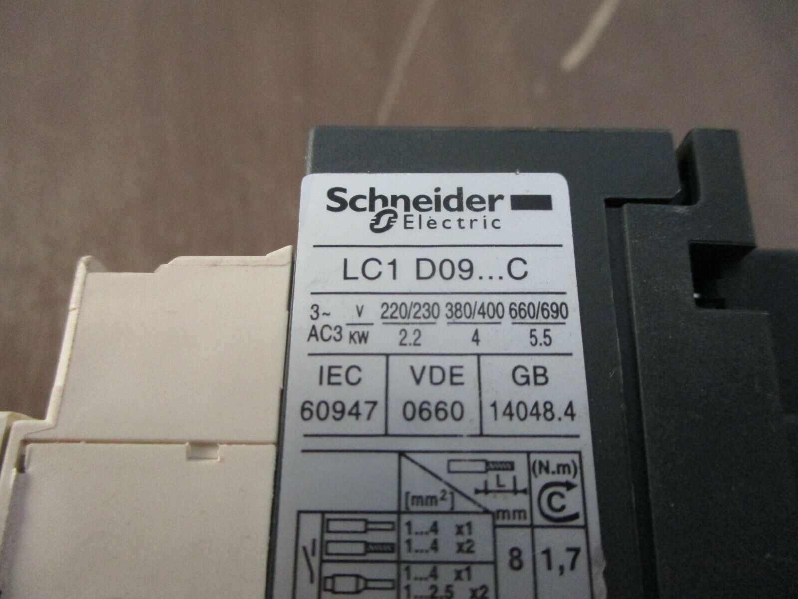 Schneider Electric Contactor LC1 D09...C 220V Coil Used