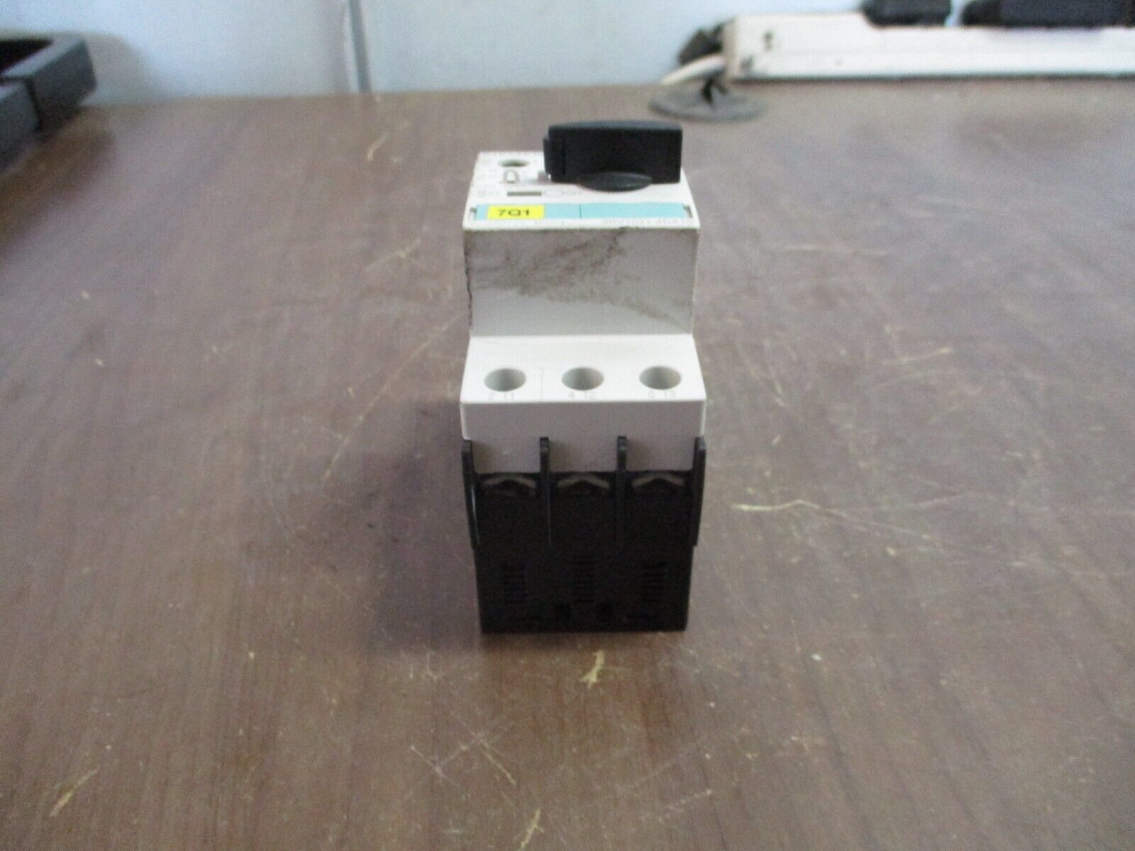 Siemens Sirius Motor Protector 3RV1021-4DA10 Trip: 20-25A 600V *Cracked* Used