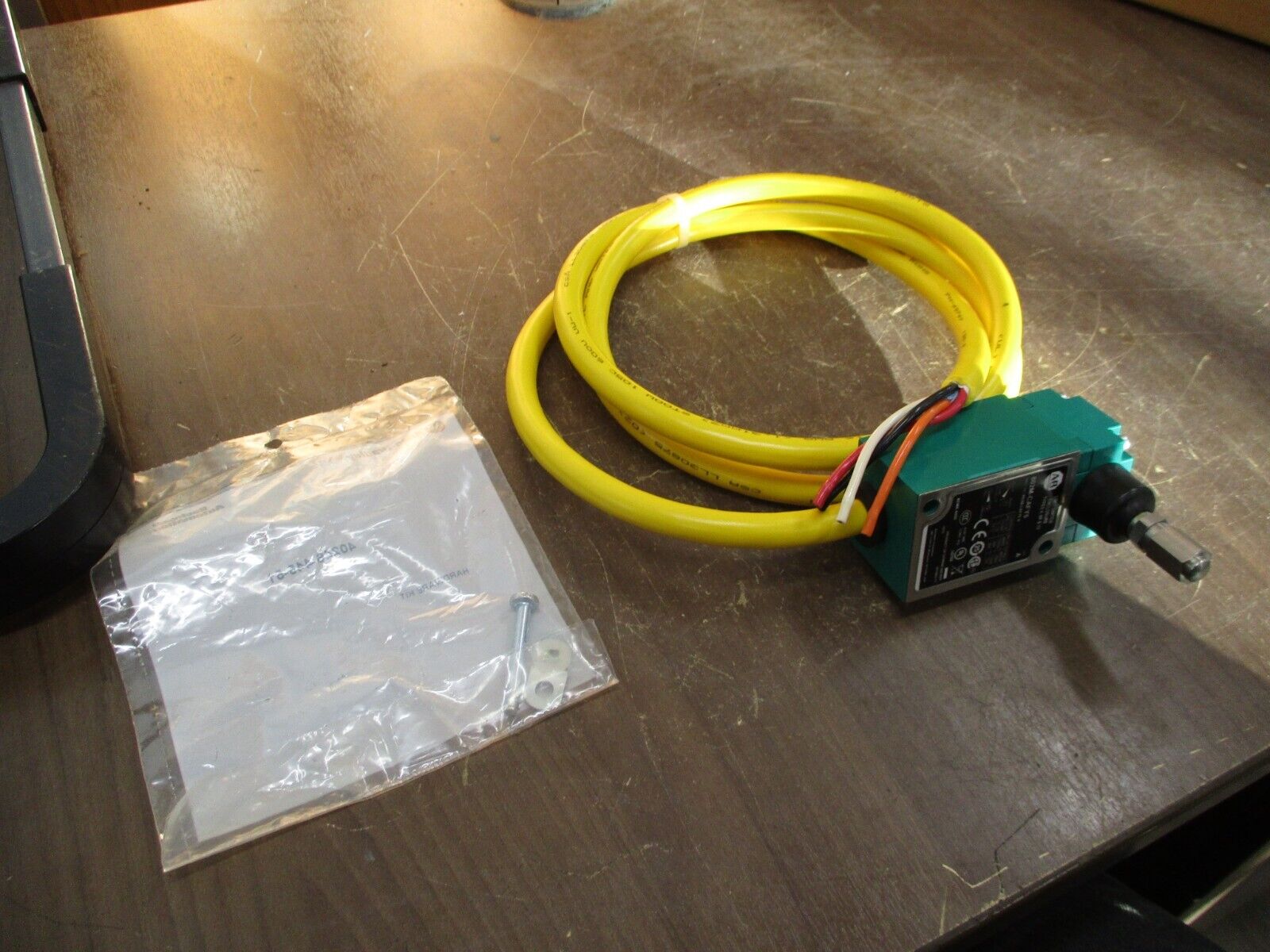 Allen-Bradley Pre-Wired Limit Switch 802M-CAFY5 Ser. A 5' Cable New Surplus