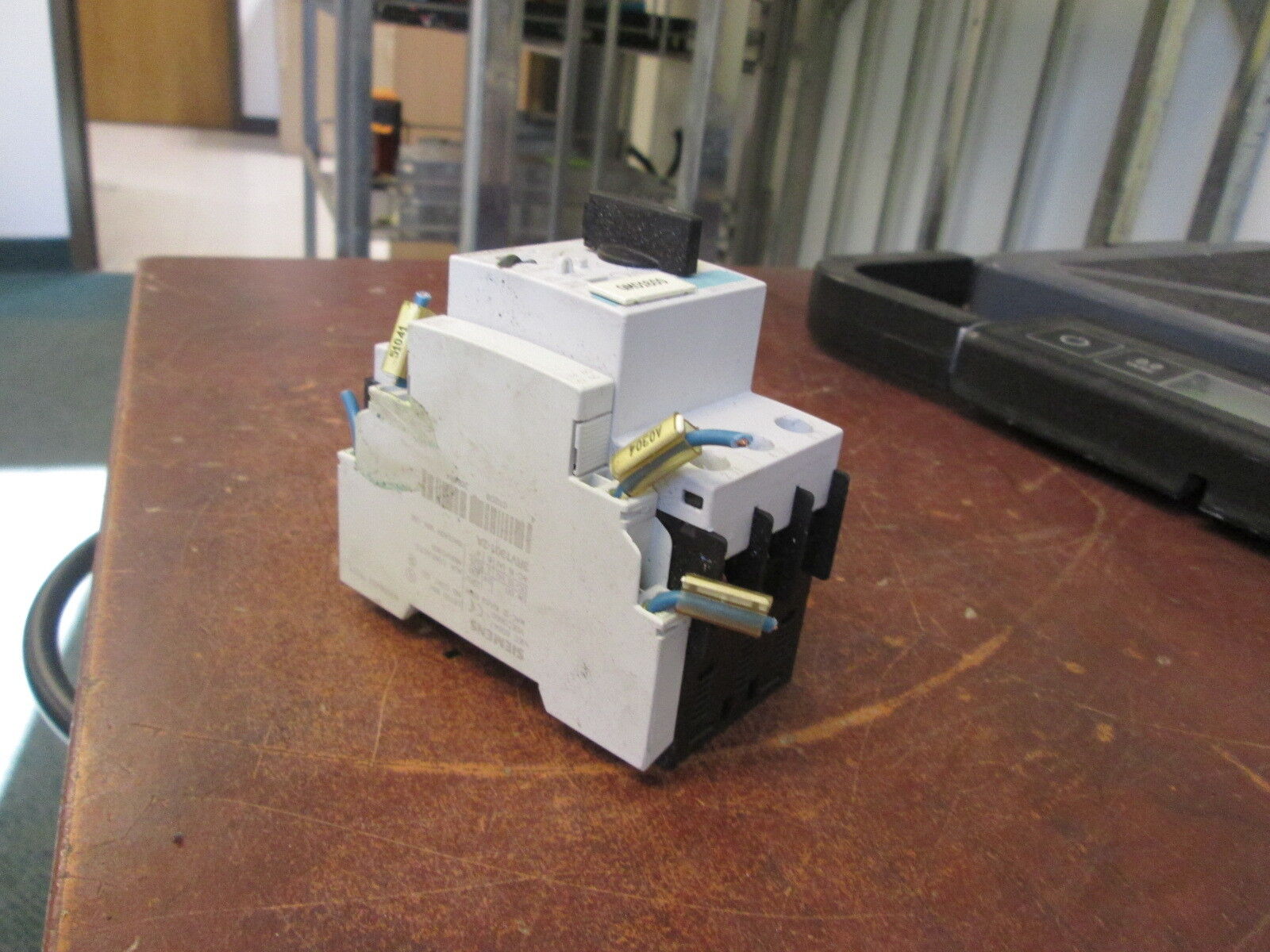 Siemens Sirius Motor Protector 3RV1021-1EA10 Trip: 2.8-4A 600V w/Aux Contact