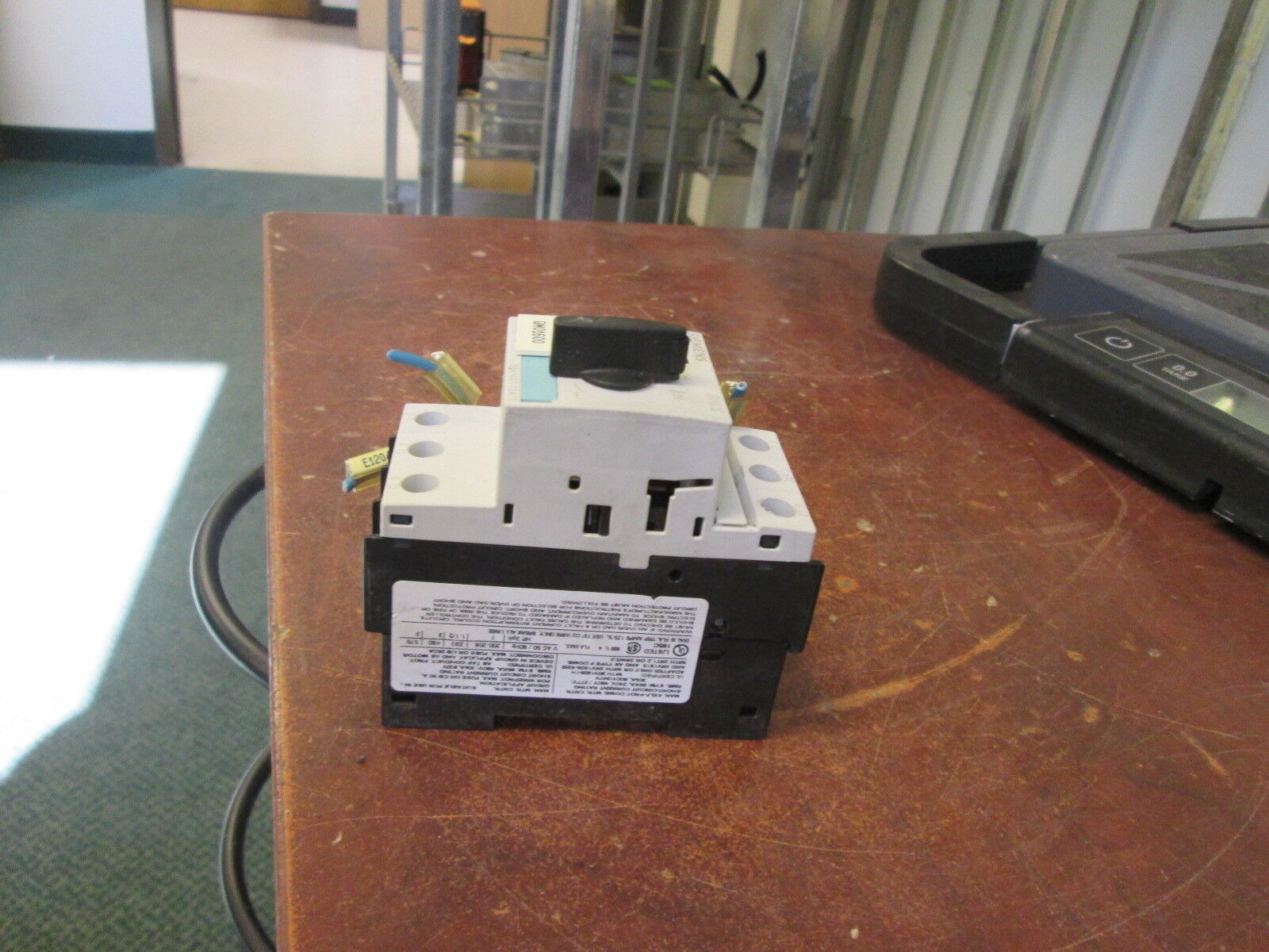 Siemens Sirius Motor Protector 3RV1021-1EA10 Trip: 2.8-4A 600V w/Aux Contact