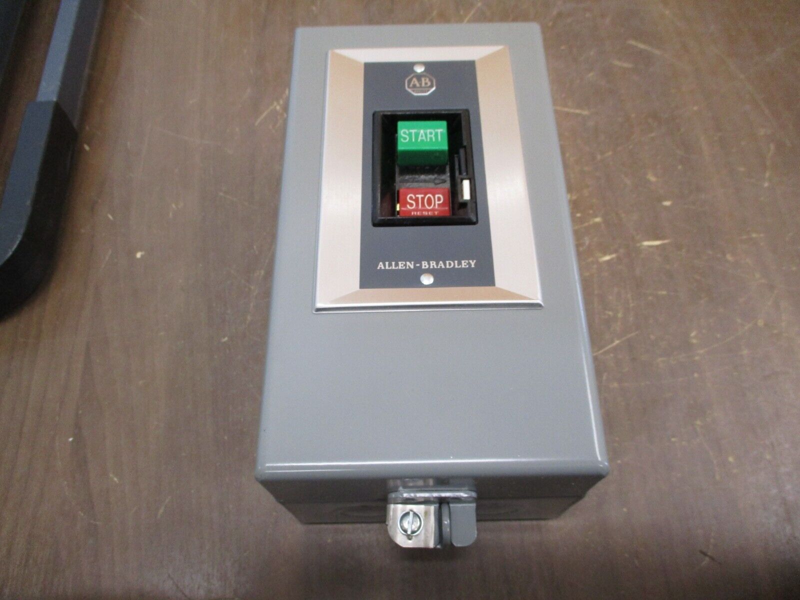 Allen-Bradley Enclosed Size 1 Manual Starter 609-AAW Ser. H 3Ph Type 1 Enclosure