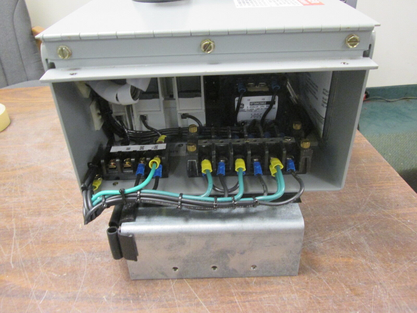 GE Spectra Series Power Meter w/ Disconnect APM4803E520 480V 50/60Hz 3Ph 3W Used