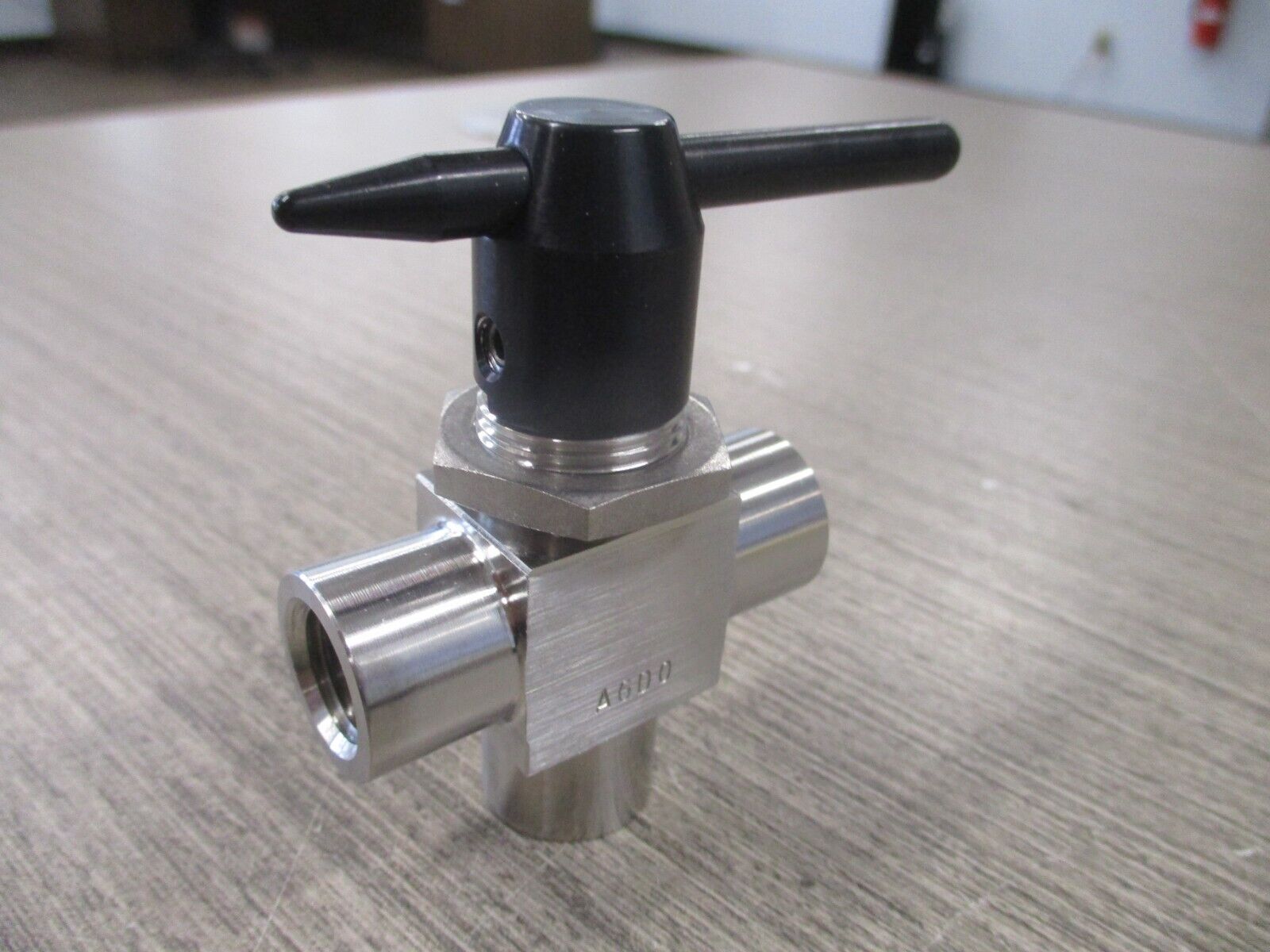 Swagelok Stainless Steel 3-Way Ball Valve SS-43XLF4-BKB-KL 2500 PSI New Surplus