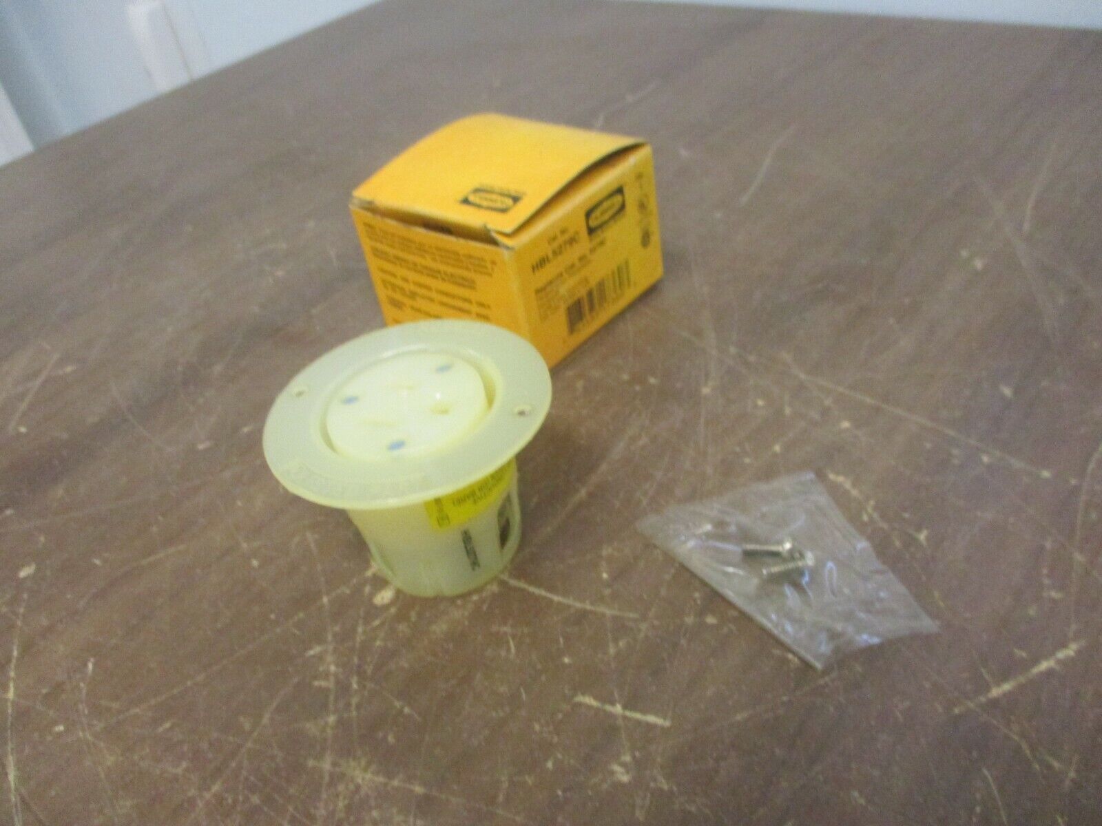Hubbell Flanged Receptacle HBL5279C 15A 125V 2P 3W New Surplus