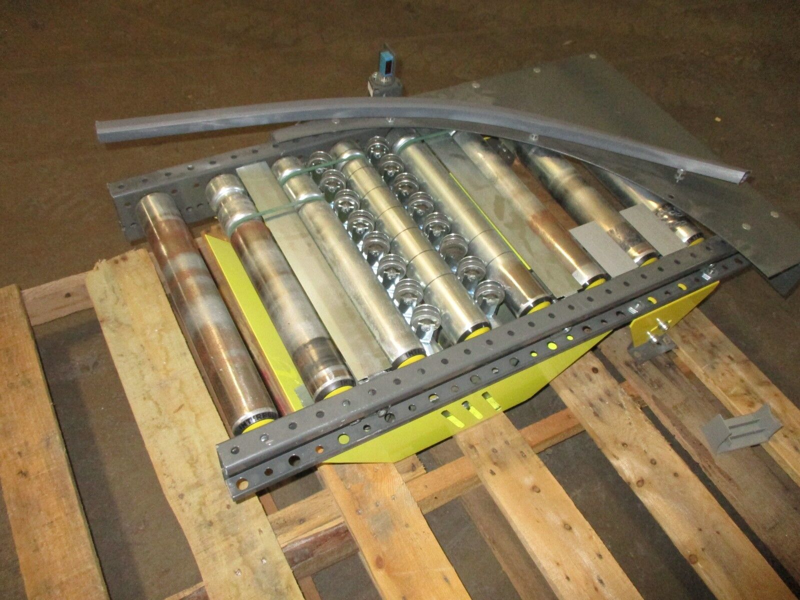 KNAPP Conveyor Belt 480V 3Ph Rail Length: 32" Roller Width: 14 7/8" Used