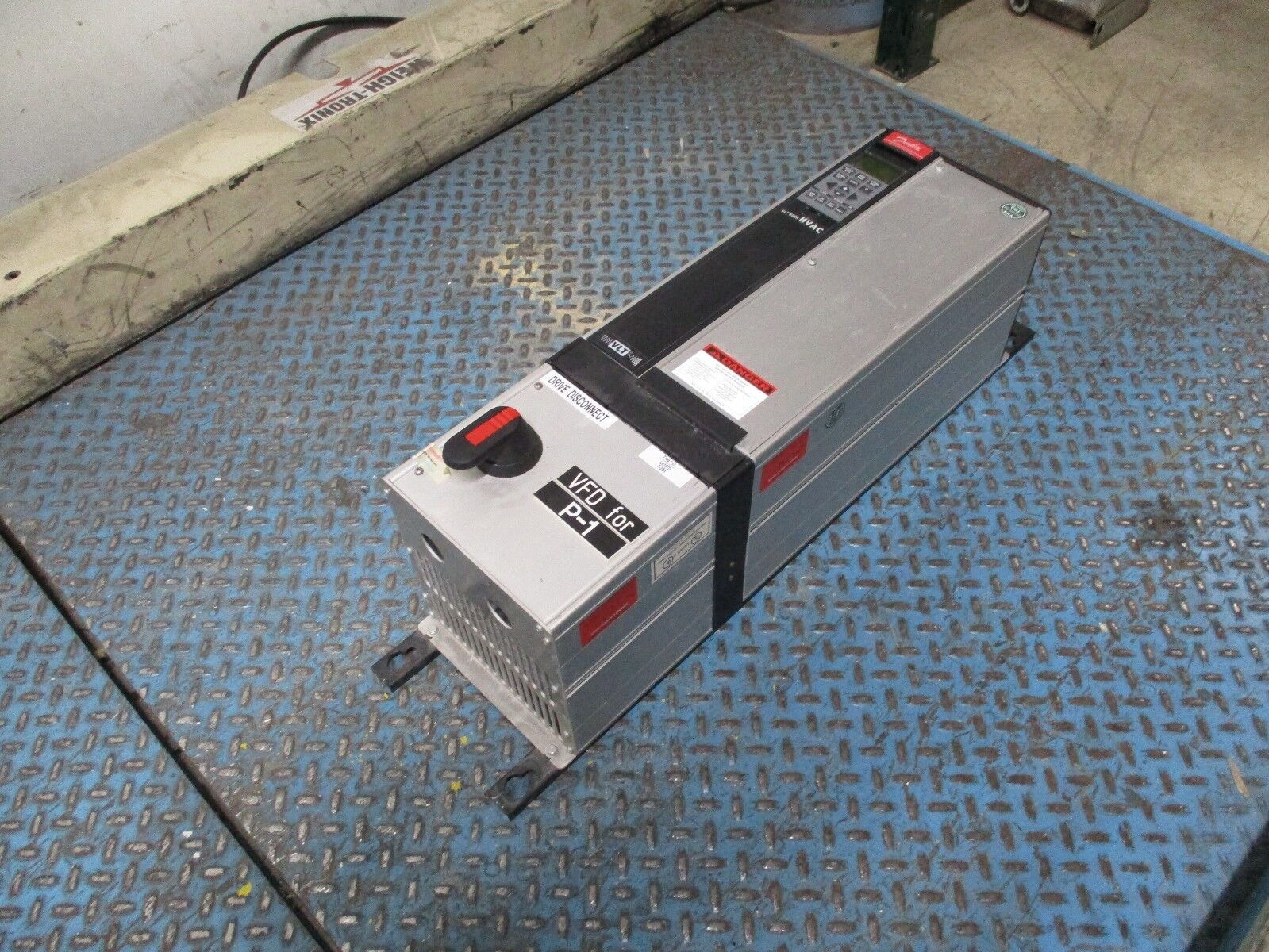 Danfoss VLT 6011 AC Drive w/ Disconnect 175Z7360 10HP Used