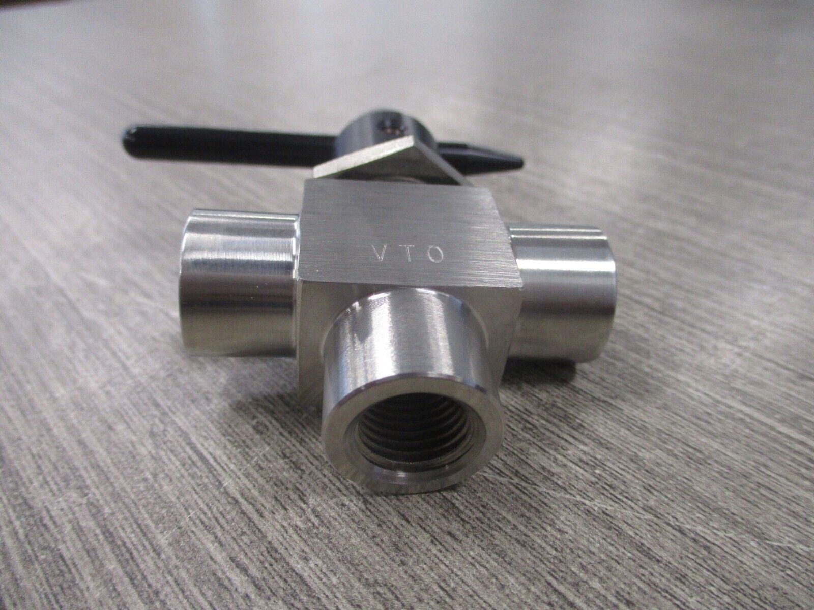 Swagelok Stainless Steel 3-Way Ball Valve SS-43GXF4-BKB-KL 2500 PSI New Surplus