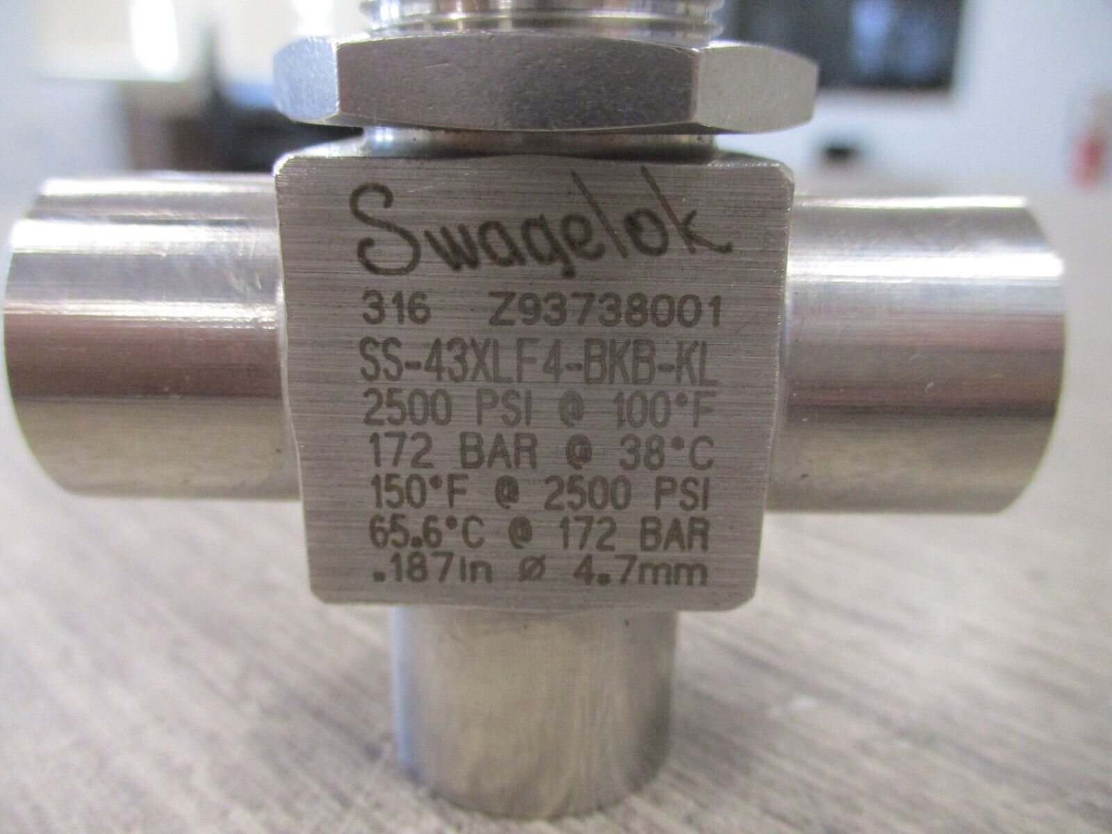 Swagelok Stainless Steel 3-Way Ball Valve SS-43XLF4-BKB-KL 2500 PSI Used