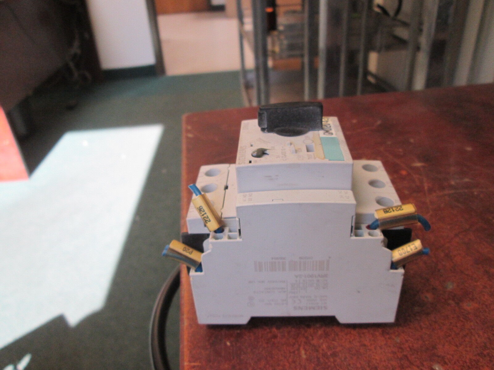 Siemens Sirius Motor Protector 3RV1021-1EA10 Trip: 2.8-4A 600V w/Aux Contact