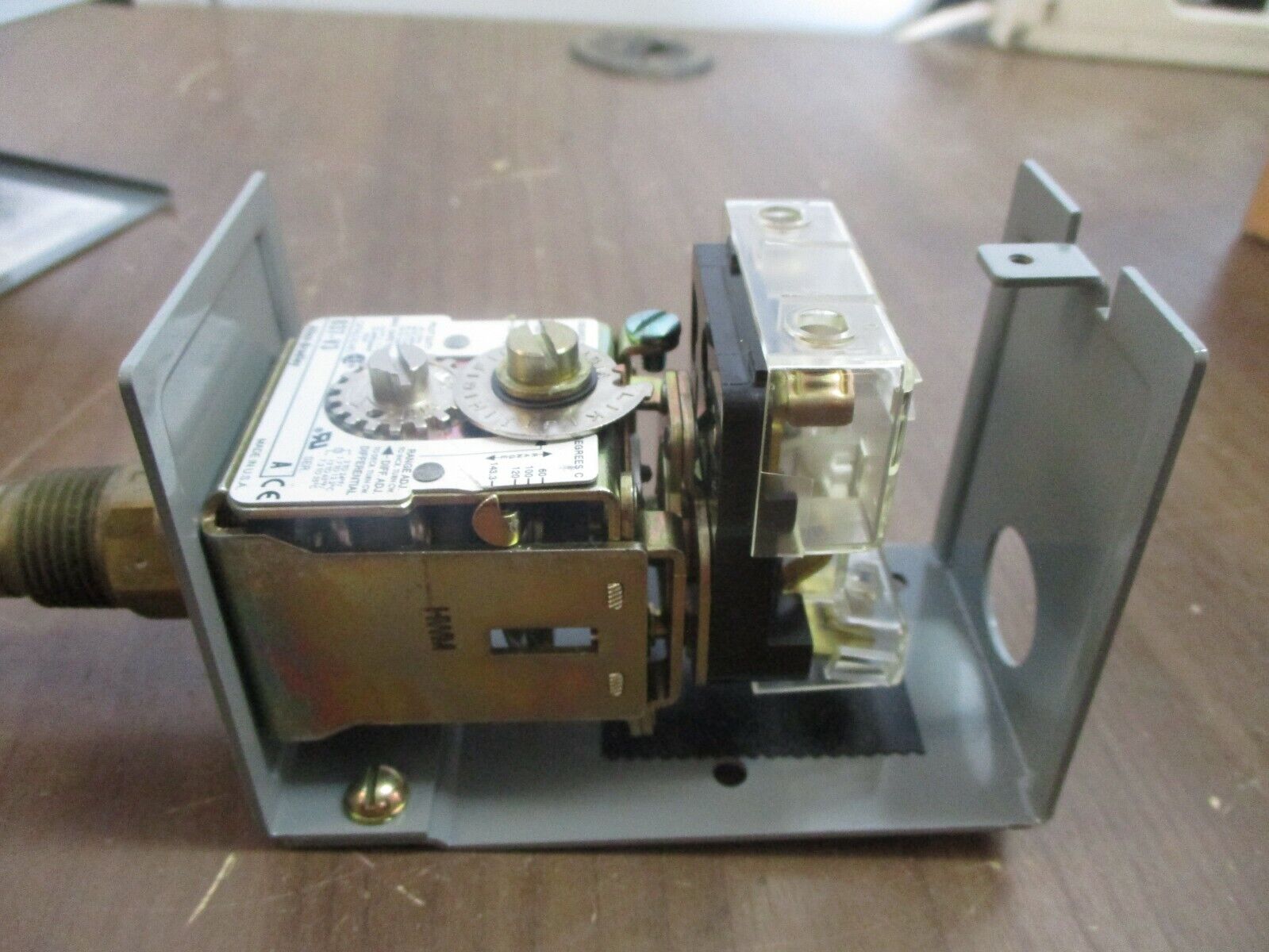 Allen-Bradley Temperature Control 837-V3A Ser. A Range: 140-290°F New Surplus