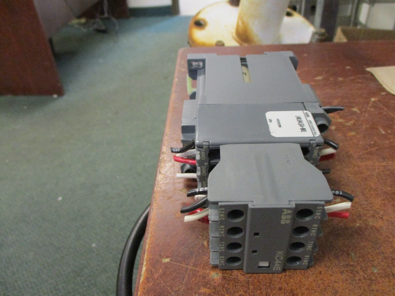 ABB Conductor 140104164-001 24 VDC Coil 10A 600V w/Aux Contact Block Used
