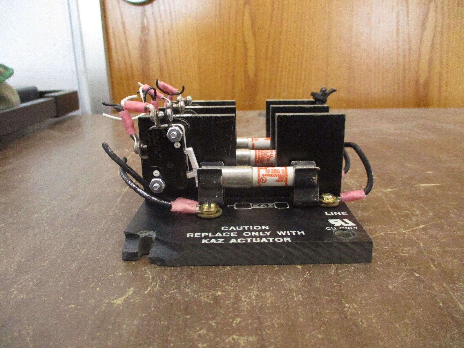 Buss Fuse Block 2788-3 3P w/ (3) TI-600 Fuses *Chipped Corner* Used