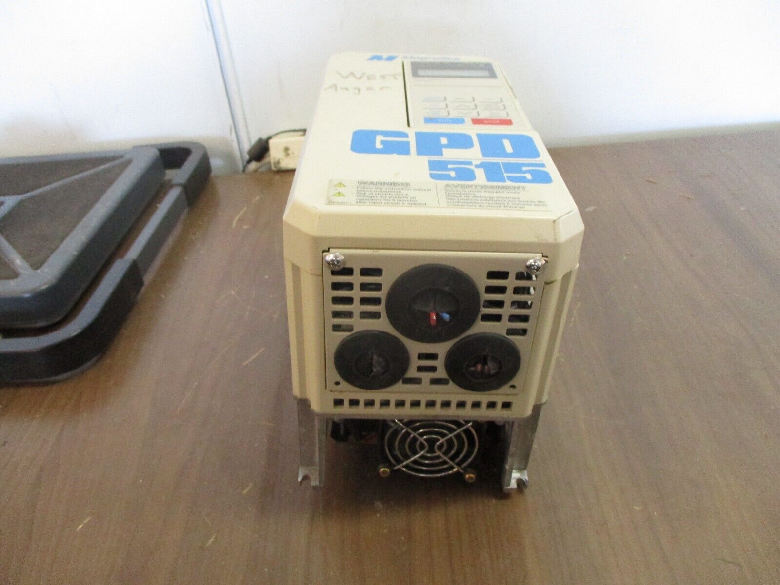 Magnetek GPD515 AC Drive GPD515C-B008 5HP 3Ph w/ Keypad *Bent Bottom* Used