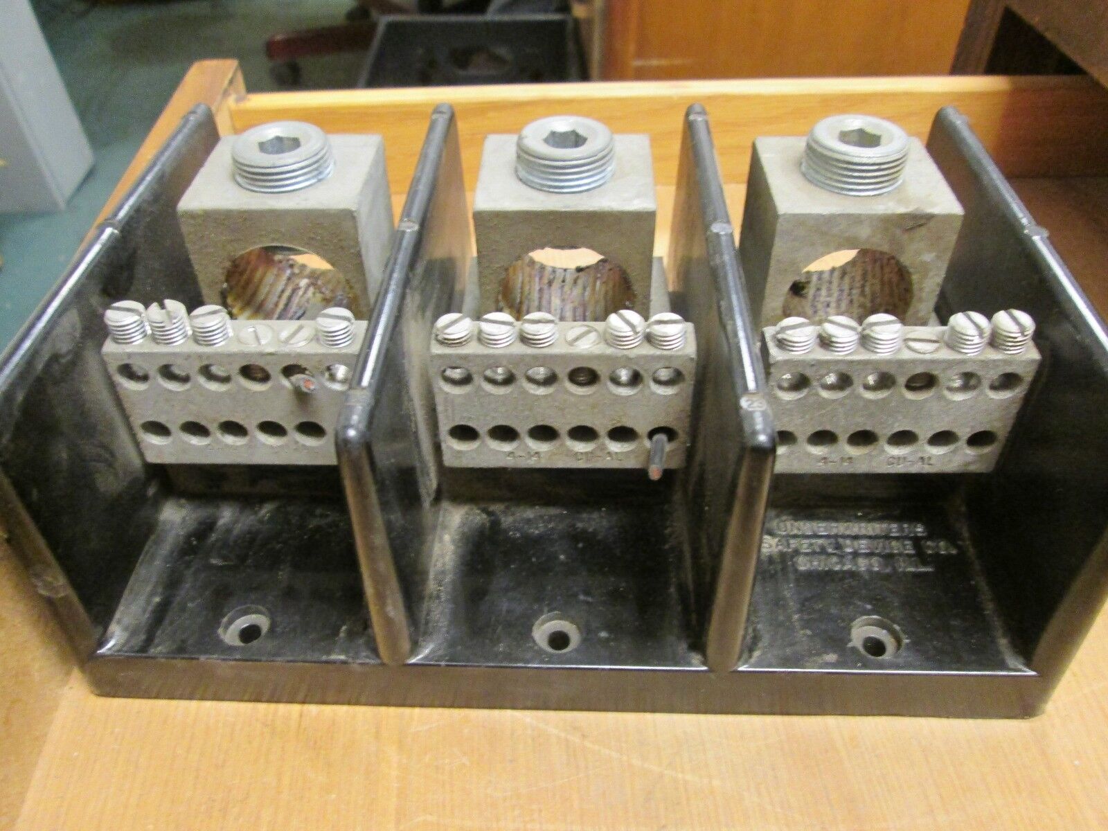 Underwriters Power Distribution Block 13026 line 1000MCM load (12) #4-#14 3P