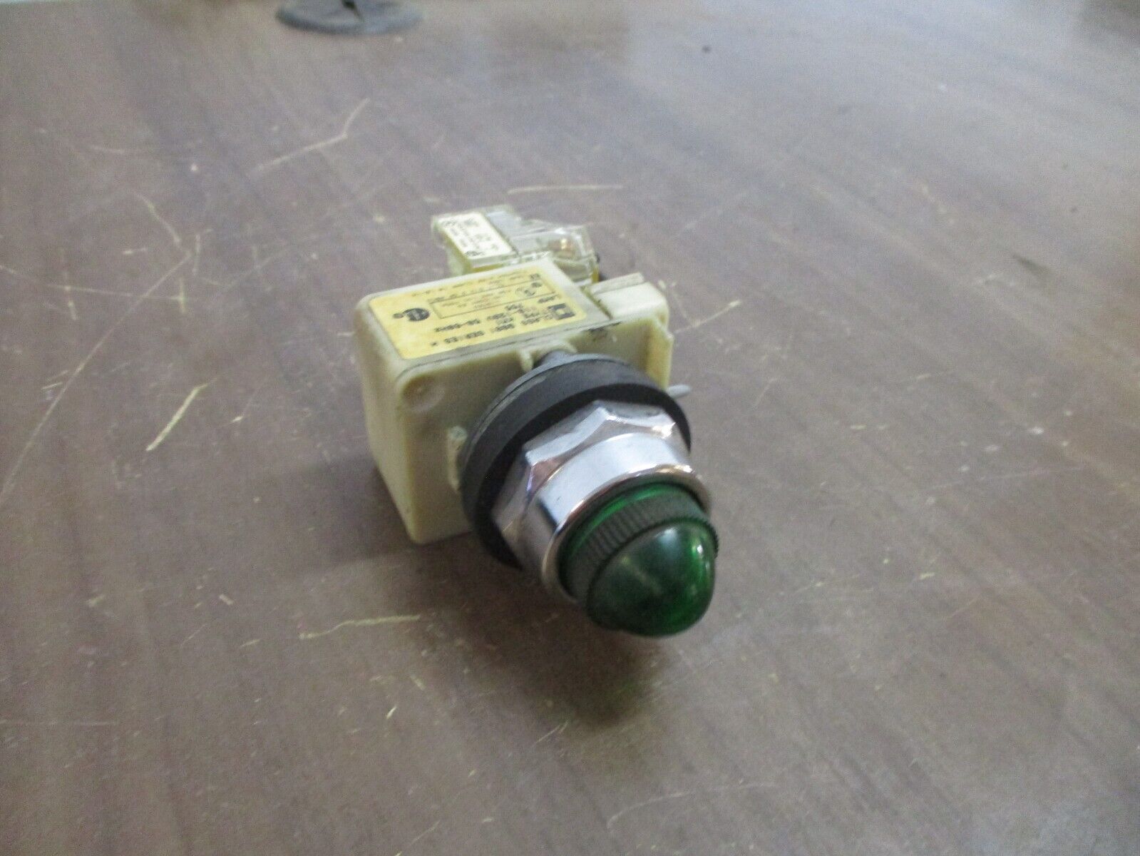 Square D Illuminated Push Button 9001 KM1 Ser. H 110-120V 50-60Hz Green Used