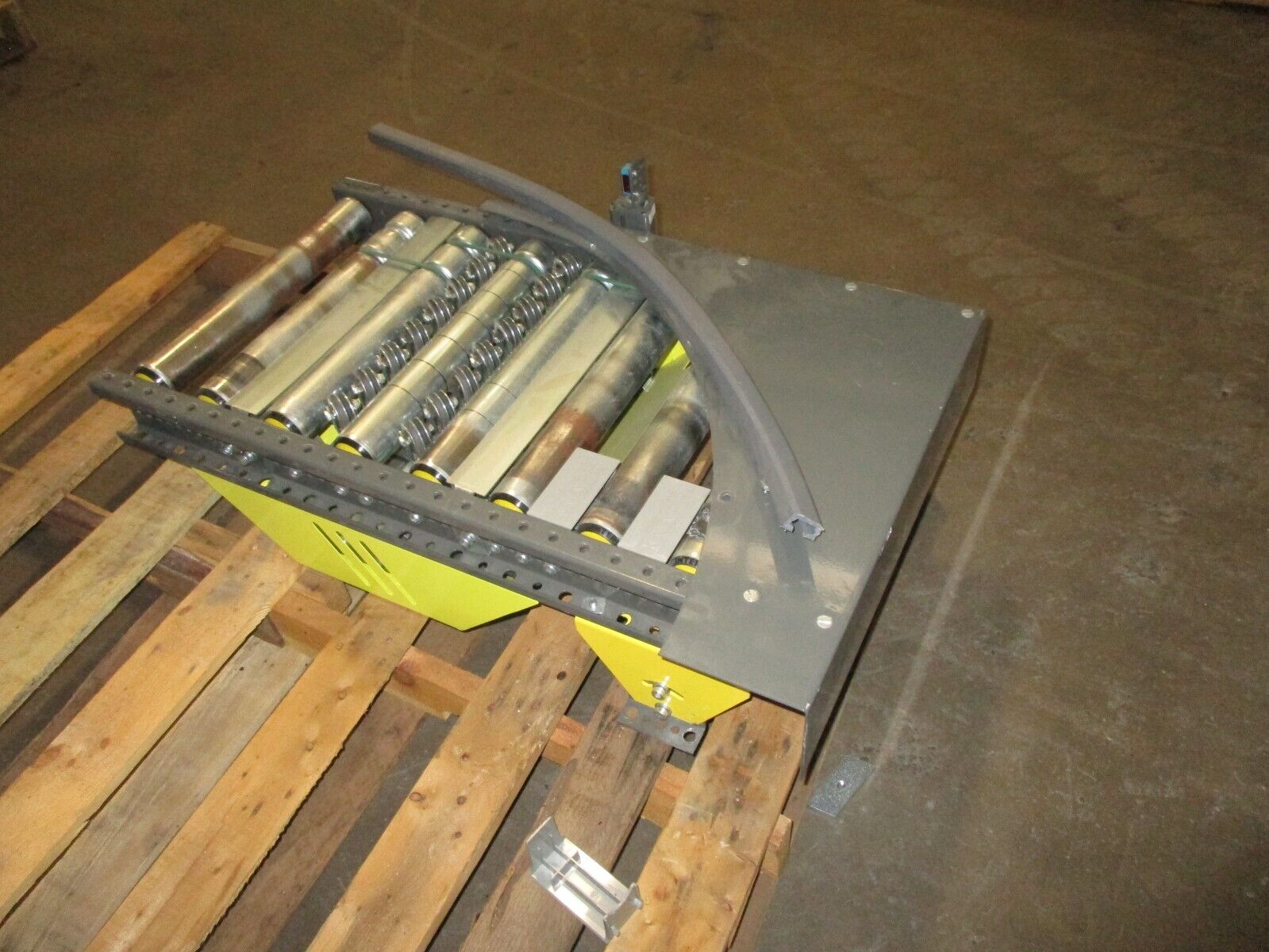 KNAPP Conveyor Belt 480V 3Ph Rail Length: 32" Roller Width: 14 7/8" Used