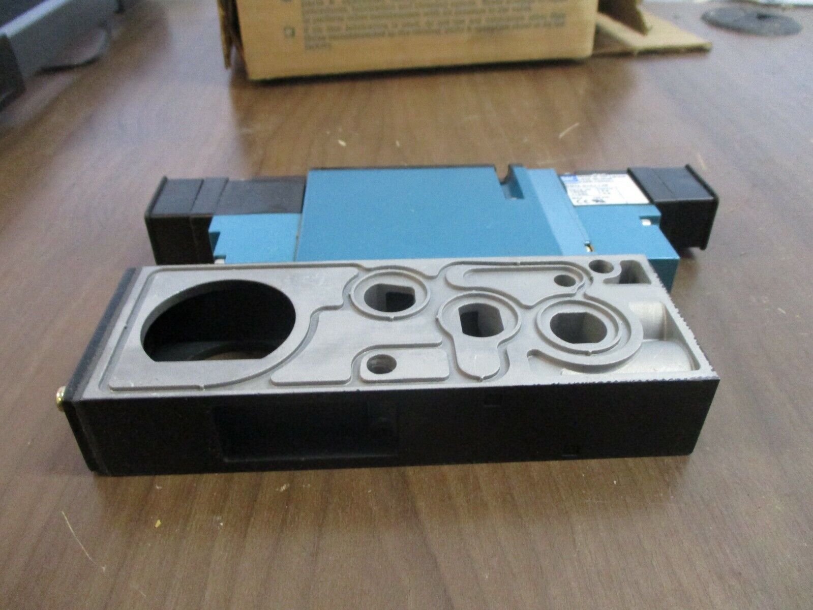 MAC Solenoid Valve 92B-BBA-BJG-DM-DJAJ-1JM New Surplus