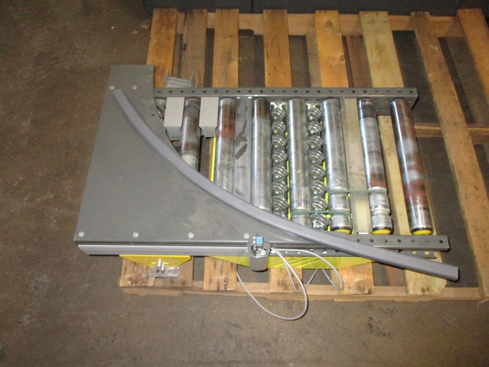 KNAPP Conveyor Belt 480V 3Ph Rail Length: 32" Roller Width: 14 7/8" Used