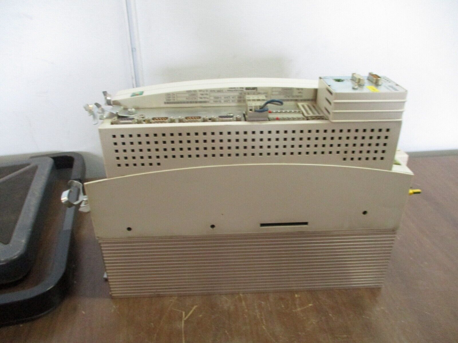 Lenze Servo Controller EVS9323-ES Input: 3Ph 400/480V 3.9A 3.2kVA 50/60Hz Used