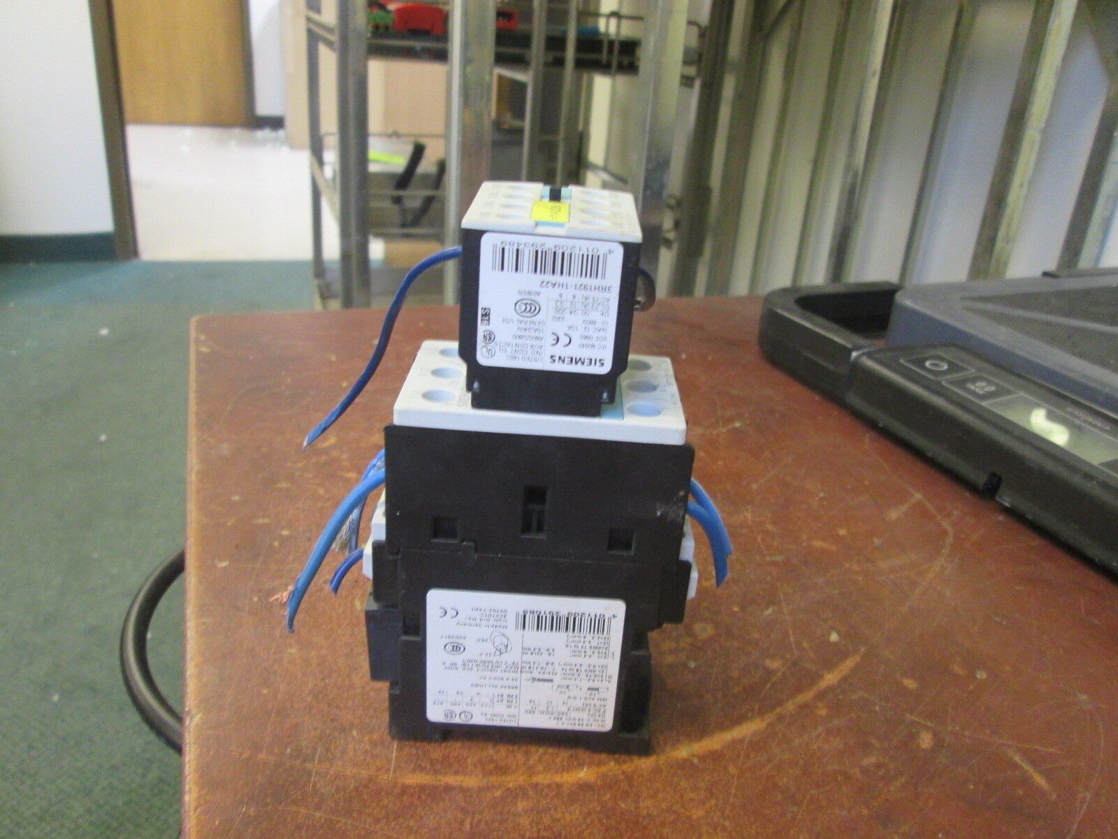 Siemens Sirius Contactor 3RT1025-1B..0 24VDC Coil 35A 600V w/Aux Contact Block