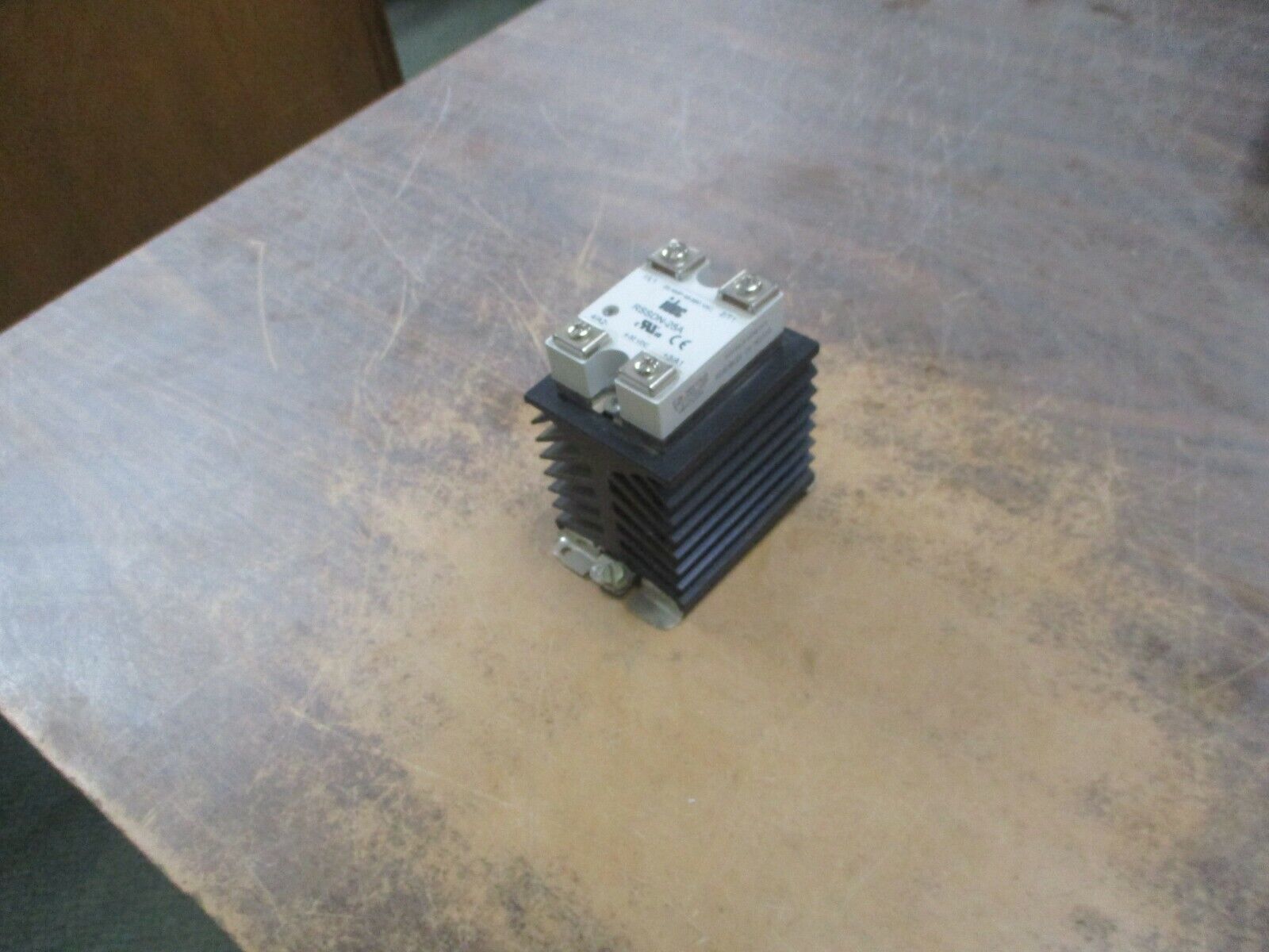 IDEC Solid State Relay w/ Heat Sink RSSDN-25A 25A 48-660VAC 4-32VDC Used