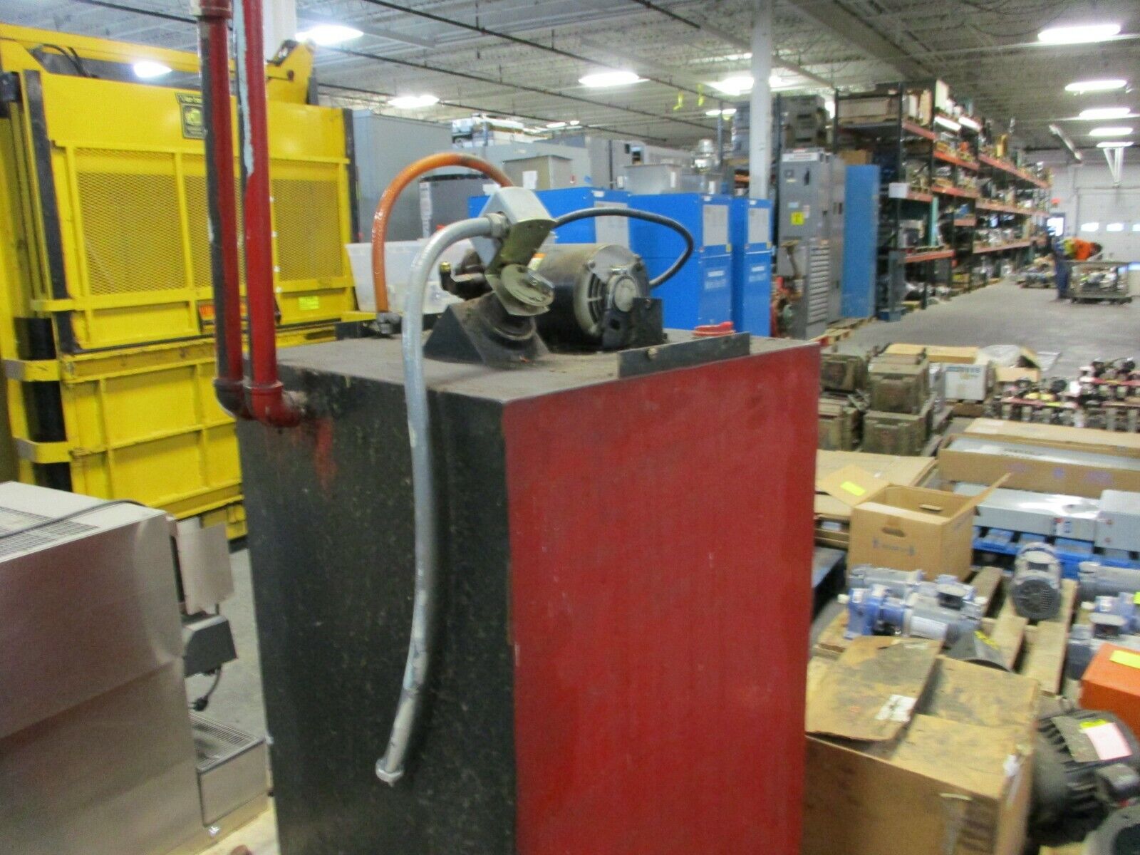 Misc. Brand Fuel Tank w/Pump Capacity: 100 Gallons 1/3 HP Pump Size: 43x24x24"