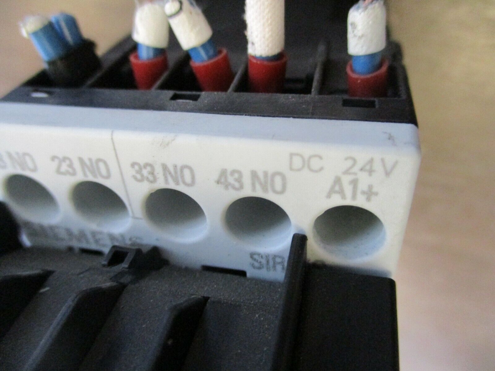 Siemens Sirius Contactor 3RH1140-1BB40 24VDC Coil 600V 10A w/Aux Contact Block