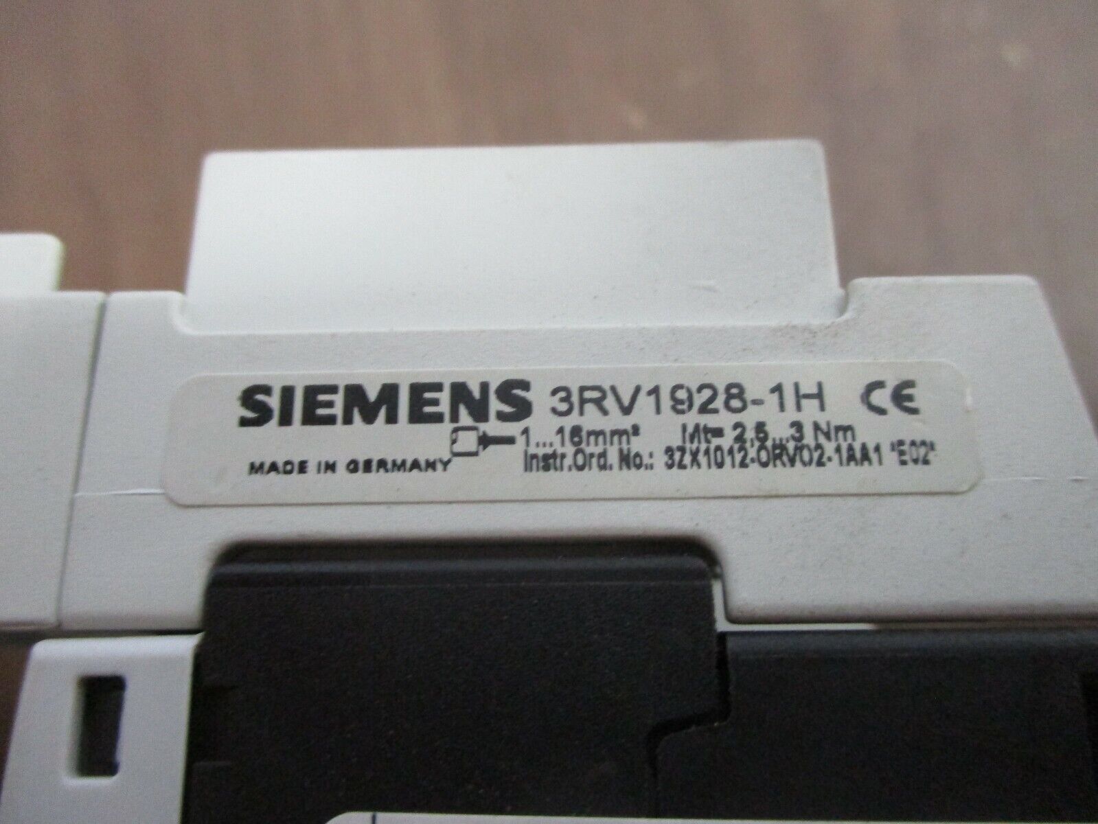 Siemens Sirius Motor Protector 3RV1021-0JA10 Trip: 0.7-1.0A w/ 3RV1928-1H Used