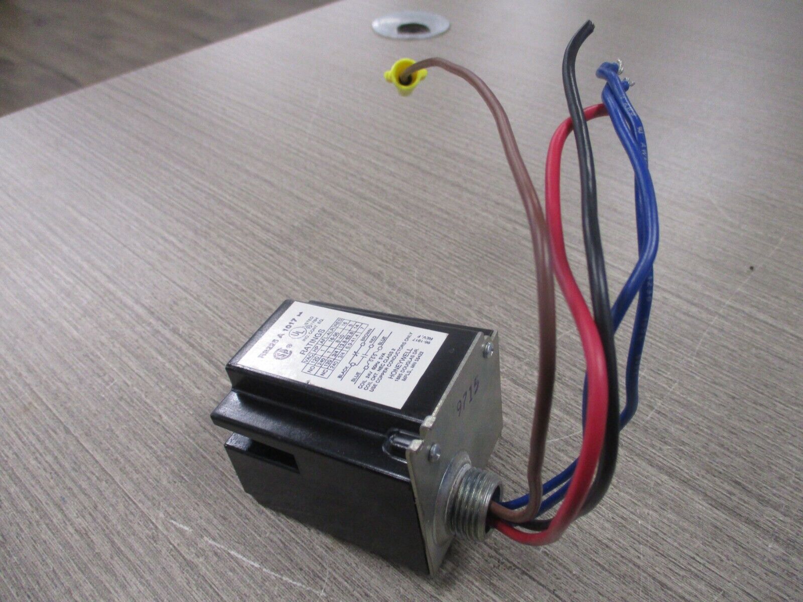 Honeywell Fan Relay R8225 A 1017 24V Coil 120/240V Used