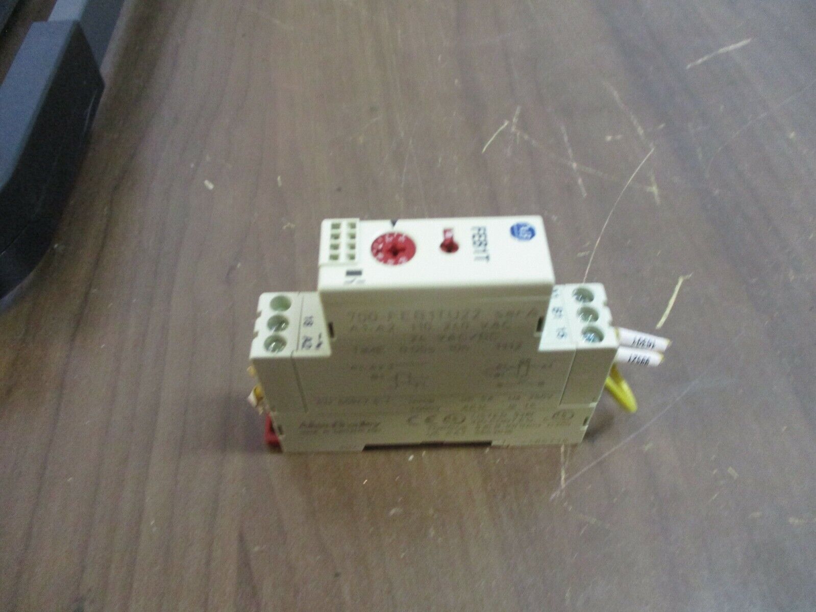 Allen-Bradley Timing Relay 700-FEB1TU22 Ser. A Range: 0.05s-10h 110-240VAC Used