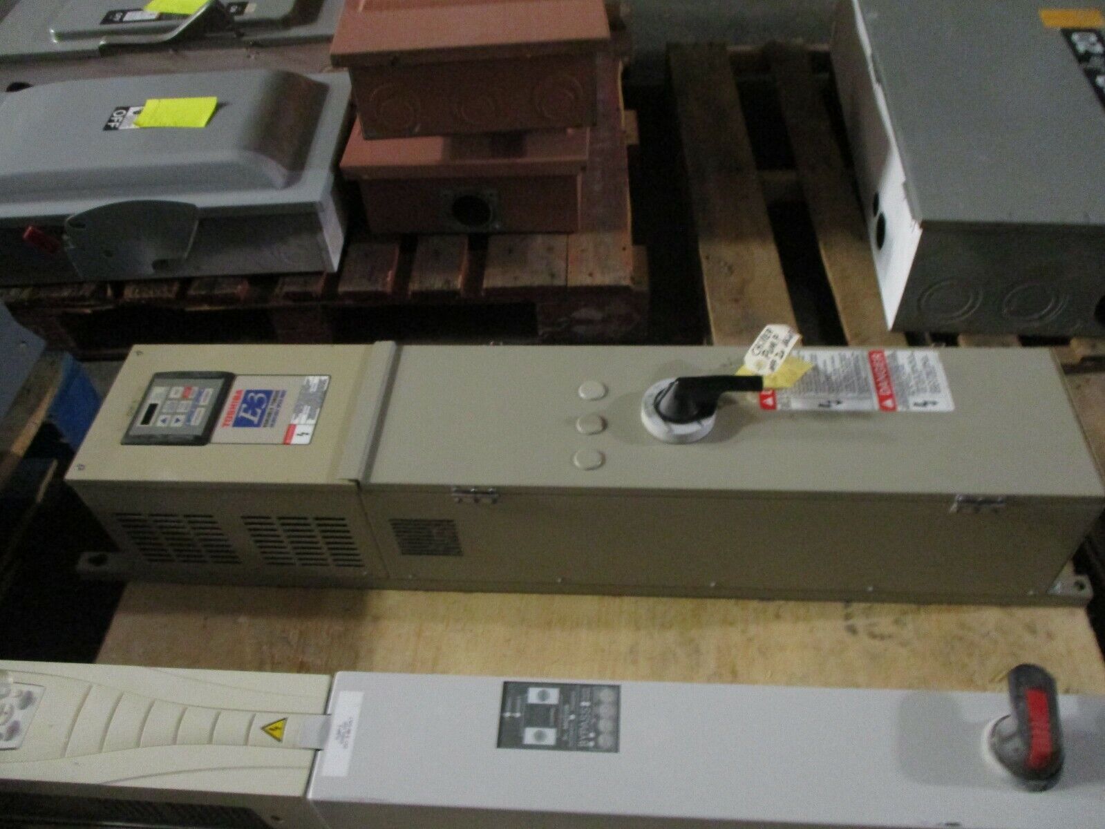 Toshiba E3 AC Drive w/ Disconnect VT130E3U4055A 5HP 3Ph Used