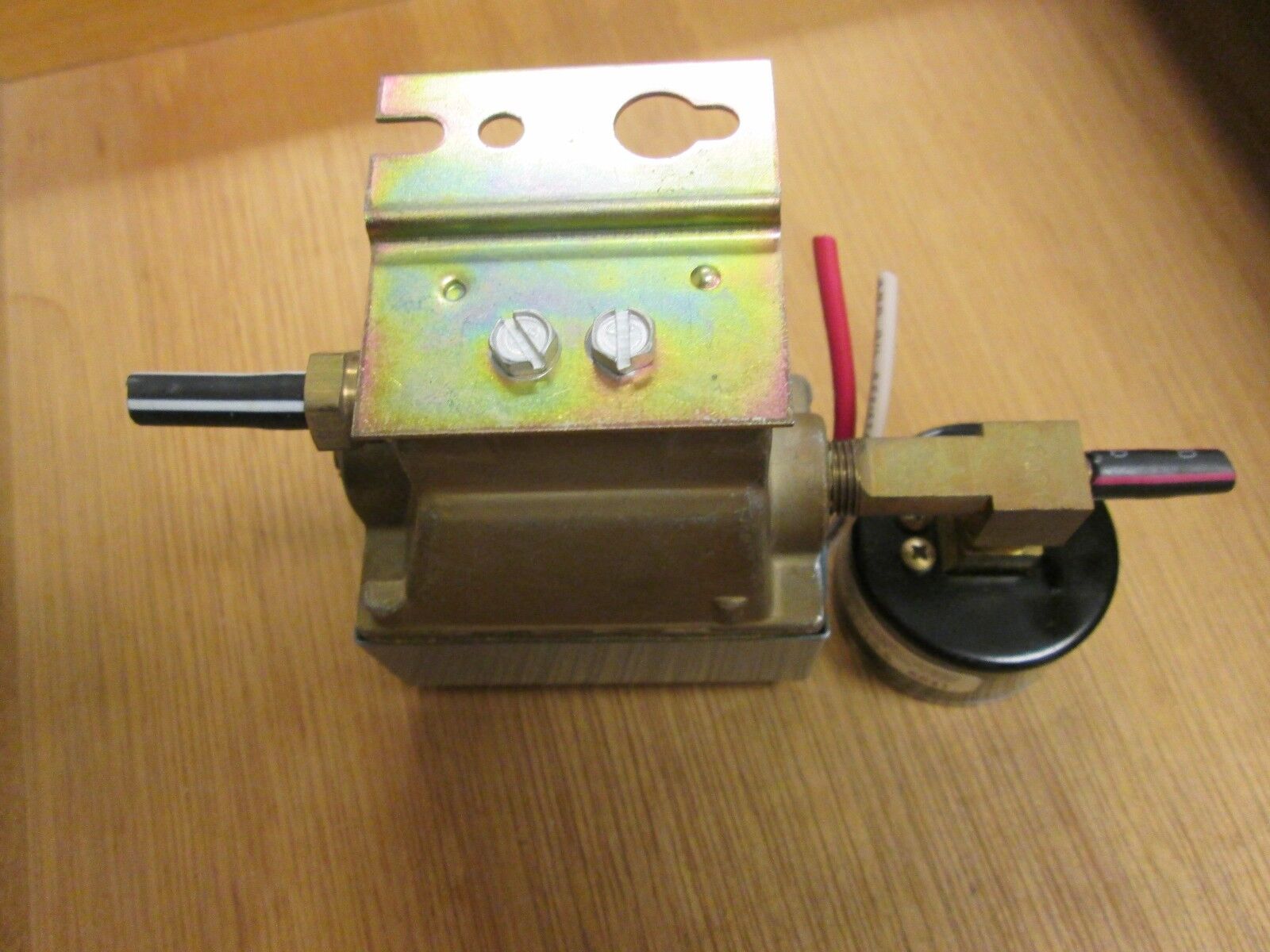 Johnson Controls Air Valve V11HAA-100 30PSI 110/120V 6W Used