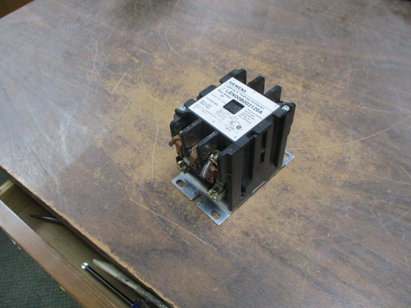 Siemens Lighting & Heating Contactor LEN00B003120A 20A 600V Used