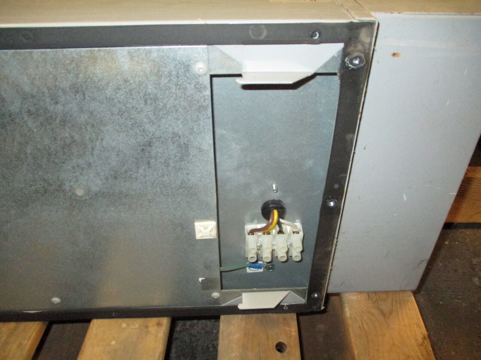 APW Mclean Air Conditioner M33-0326-G014 230/460/575V 1Ph 50-60Hz 50-125°F Used