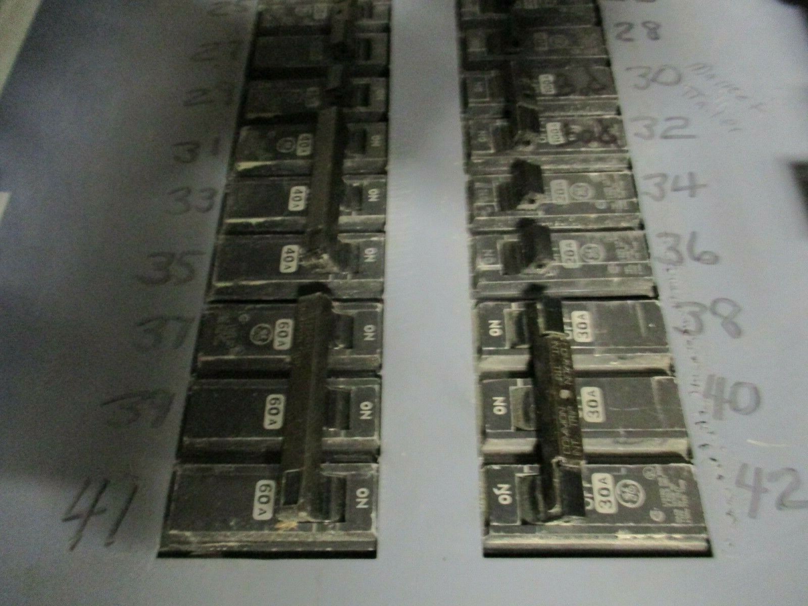 GE Main Breaker Circuit Breaker Panel 225A Max 208Y/120 Used