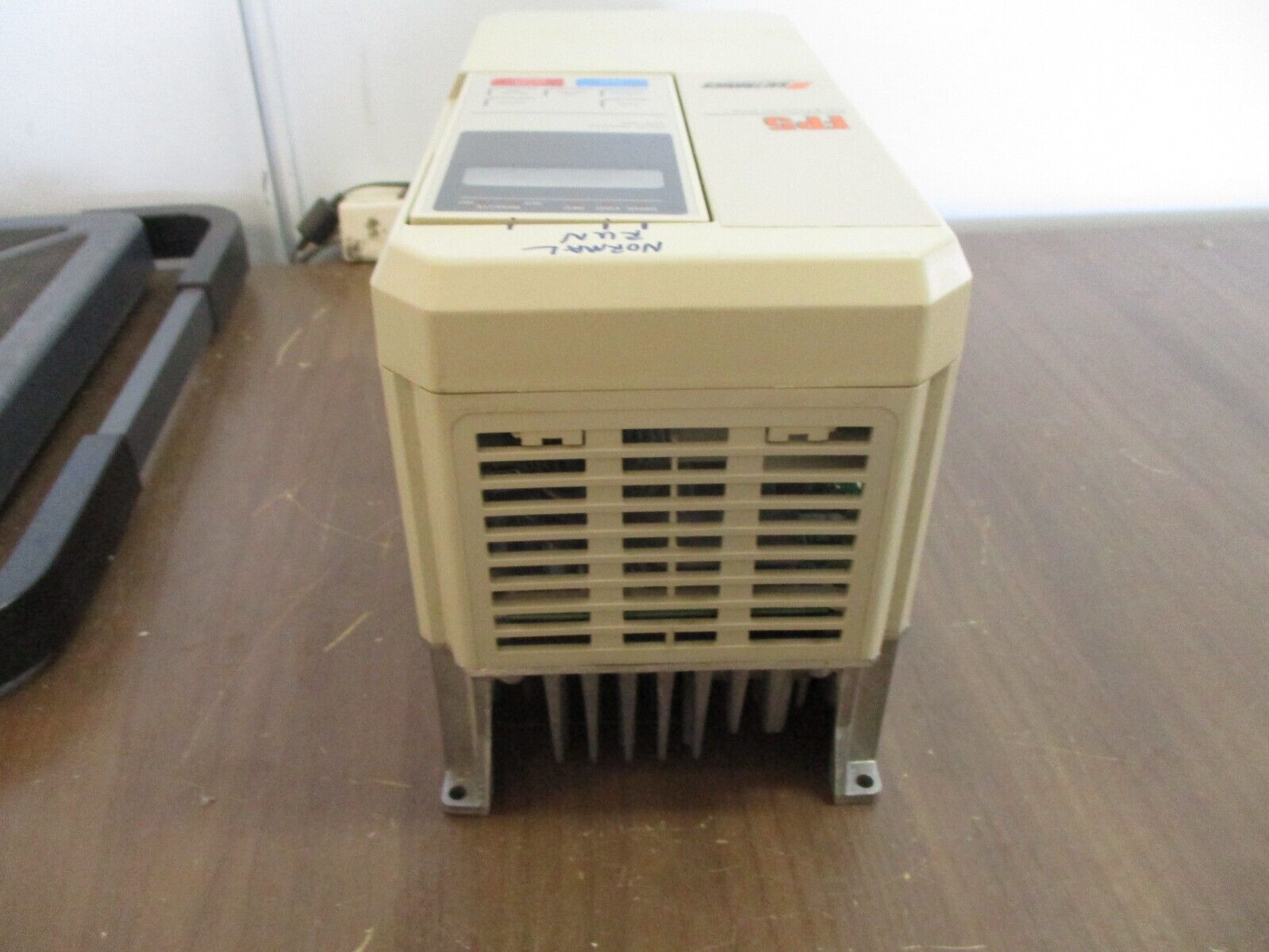 Saftronics FP5 AC Drive E7001-04F / CIMR-P5U22P2 3HP 3Ph w/ Keypad Used