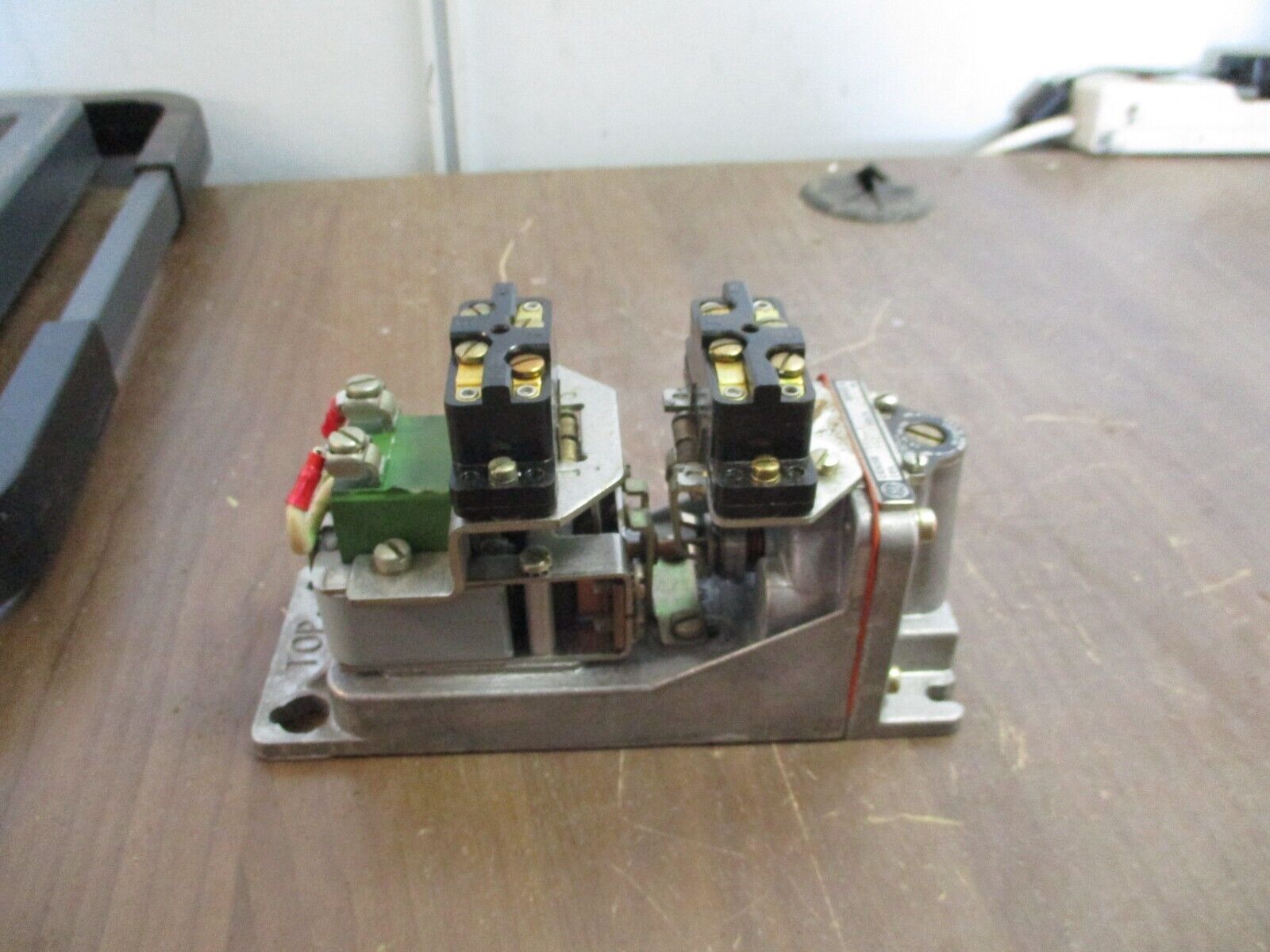 GE Pneumatic Time-Delay Relay CR2820B111AA2 Ser. A 115V Coil 600V *No Box*